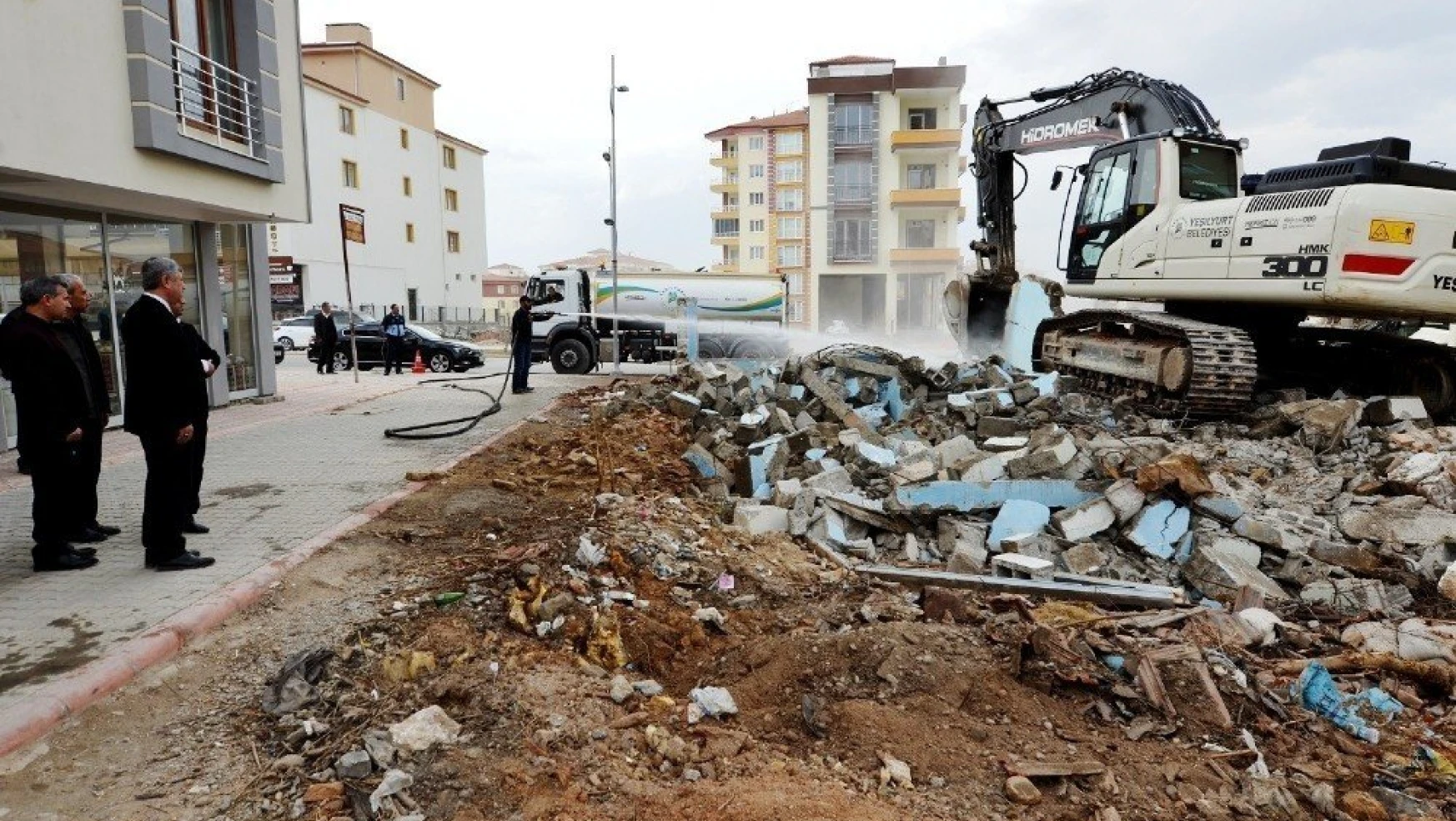 Yeşilyurt Belediyesi, üç yılda 136 metruk bina yıkımını gerçekleştirdi

