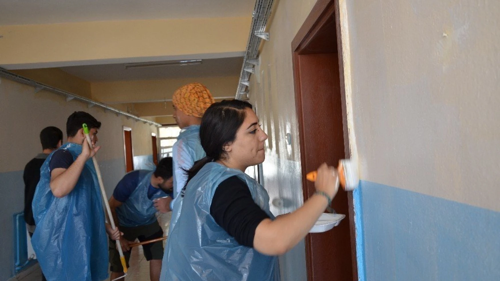Üniversite öğrencileri, ilkokul duvarını boyadı