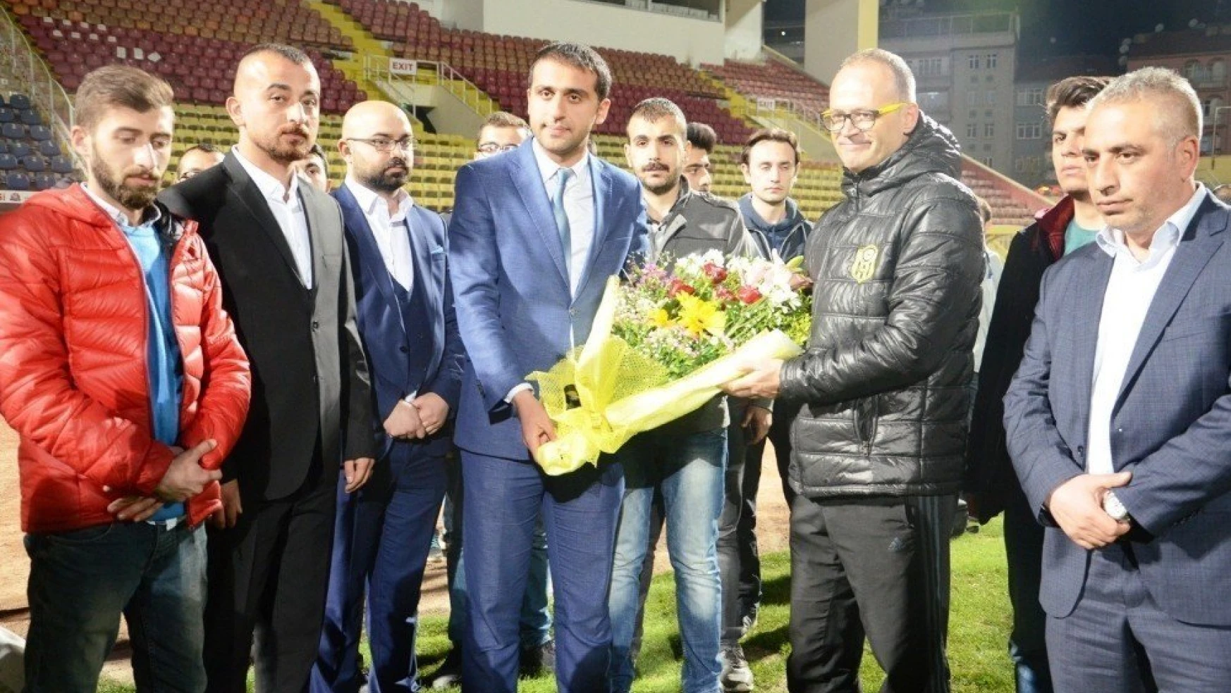 Ülkü Ocakları'ndan Evkur Yeni Malatyaspor'a destek