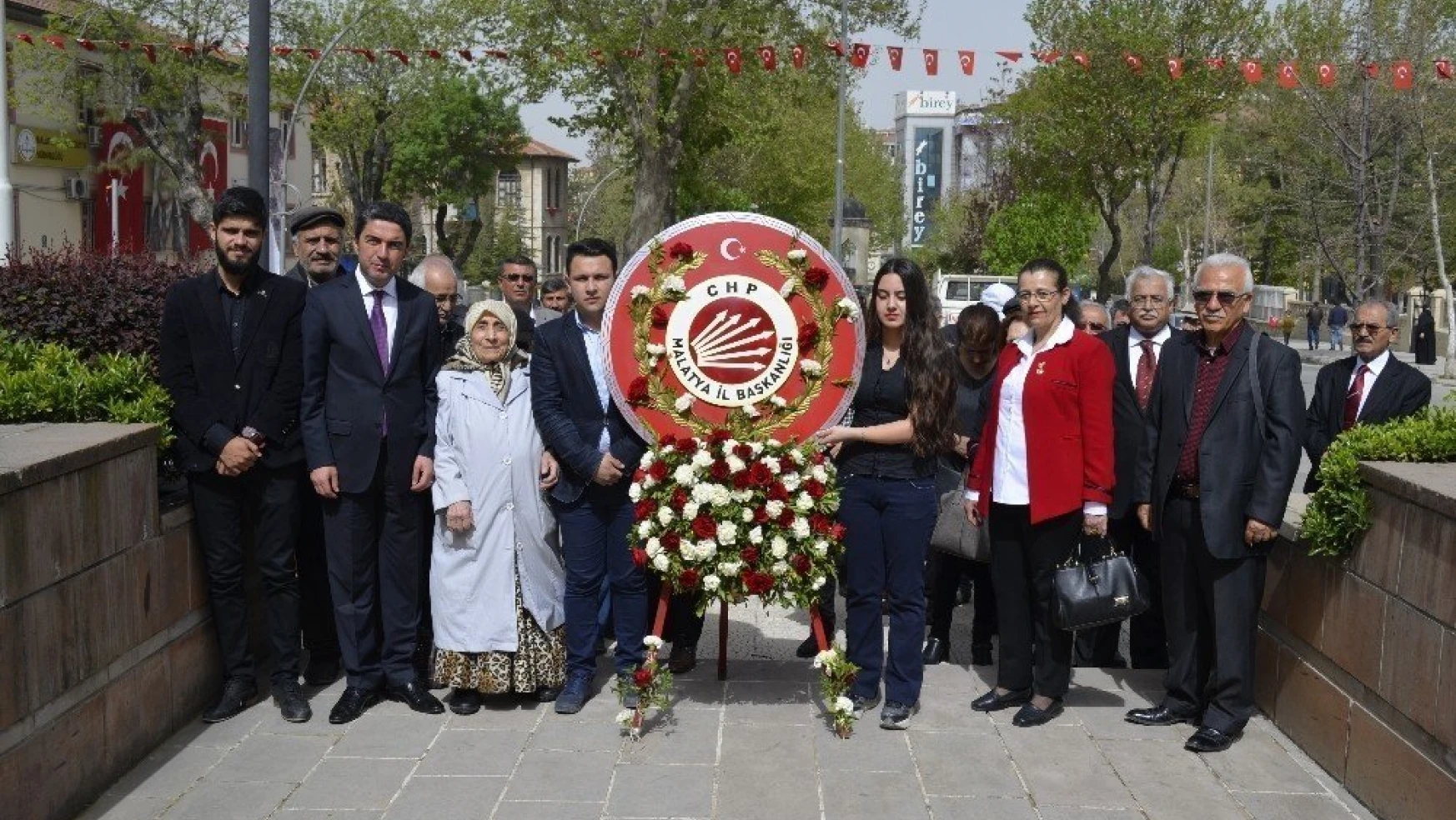 CHP Atatürk Anıtına çelenk sundu