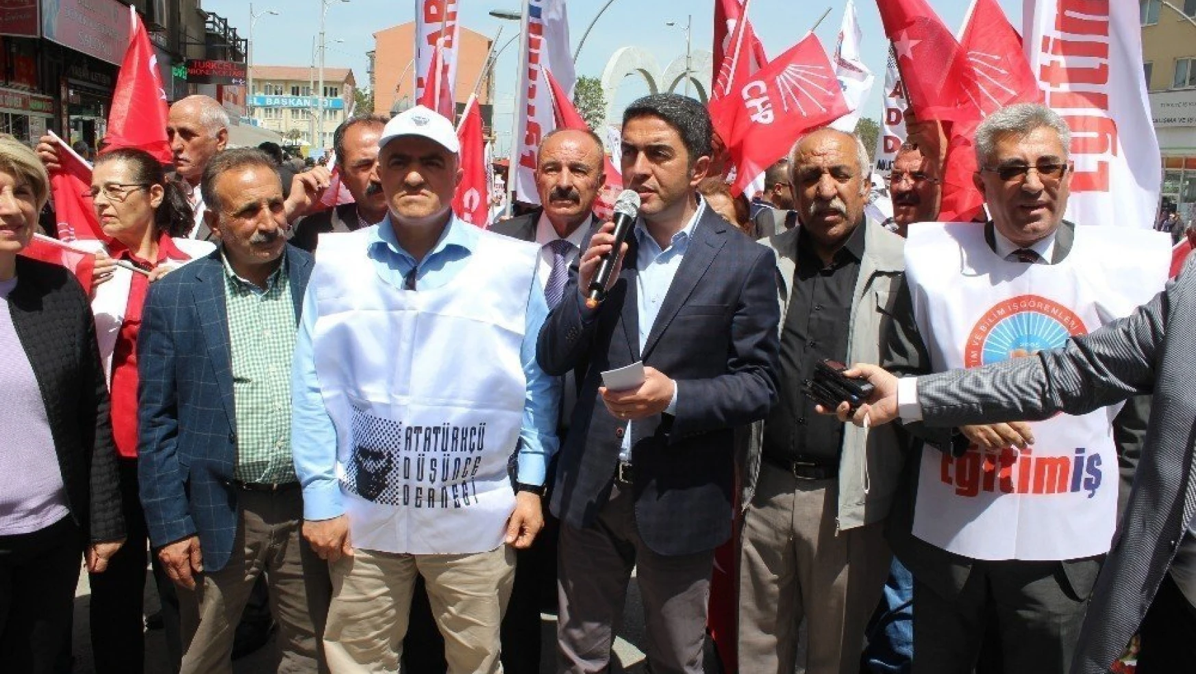 1 Mayıs İşçi Bayramı Malatya'da halay çekilerek kutlandı

