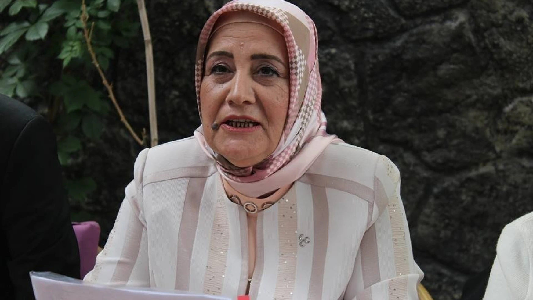 MHP'nin yeni Kadın Kolları başkanı Emine ulaş tanışma toplantısı düzenledi
