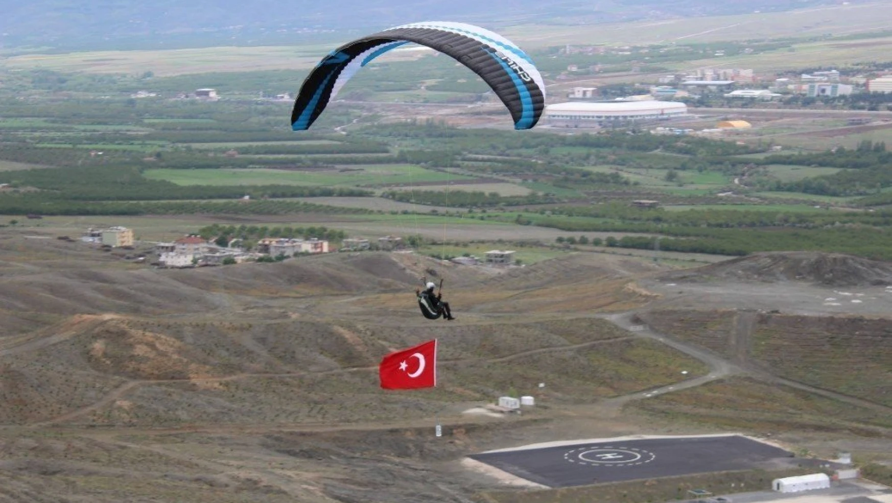 Türk bayrağı ile uçtu
