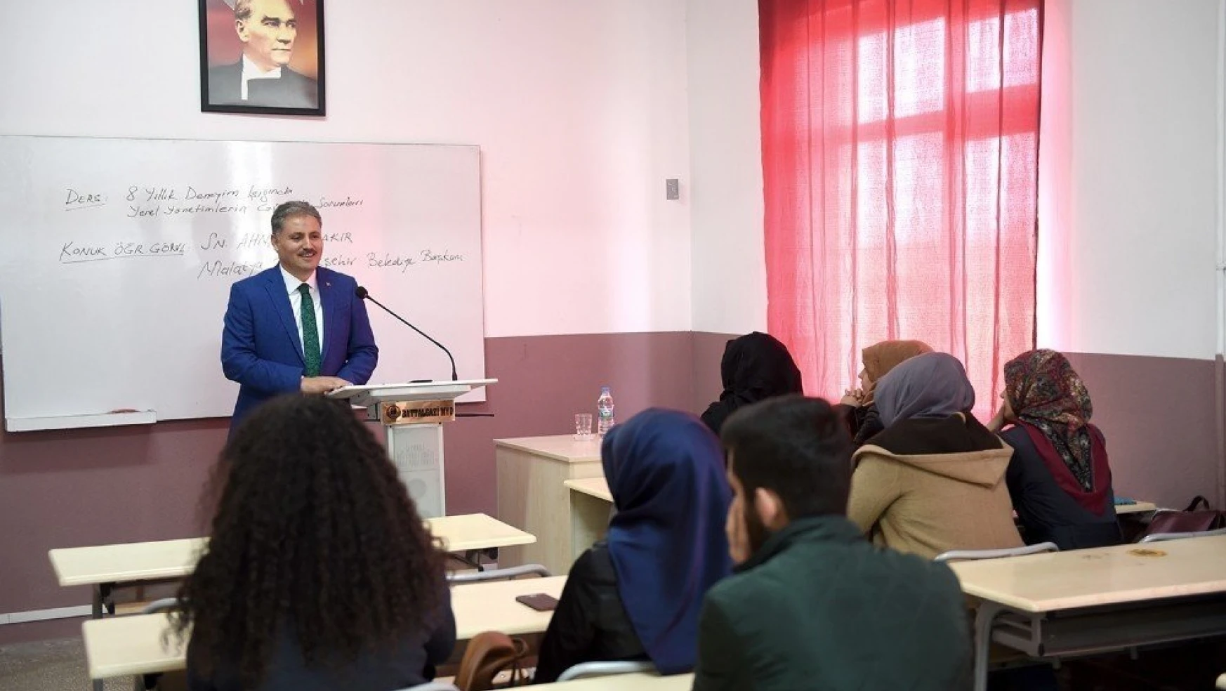 Çakır, İnönü Üniversitesinde yerel yönetimler öğrencilerine ders anlattı
