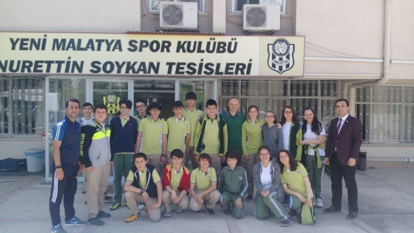 Öğrencilerden, Evkur Yeni Malatyaspor futbolcularına moral ziyareti
