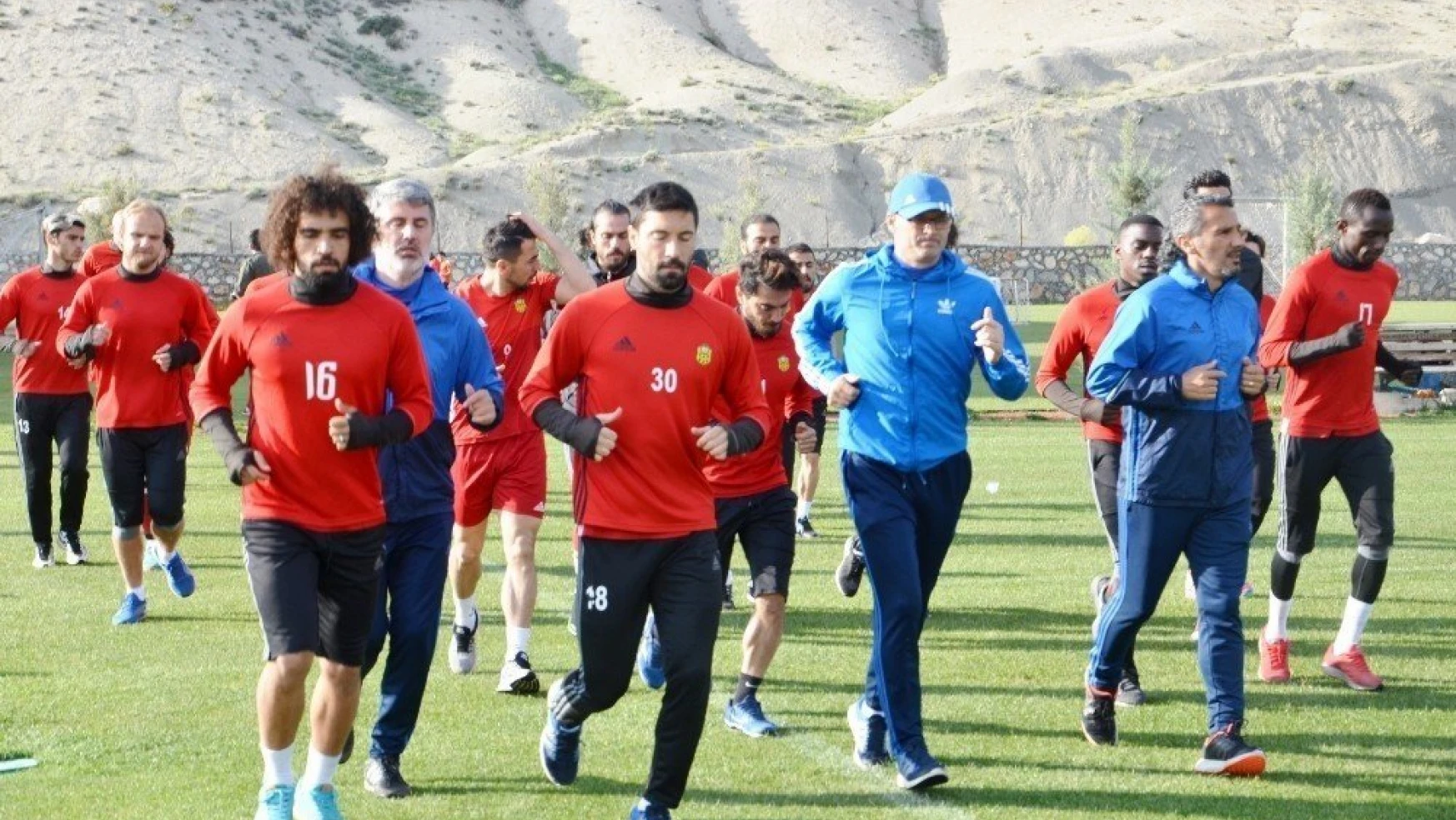 Evkur Yeni Malatyaspor, başarısını şampiyonlukla taçlandırmak istiyor
