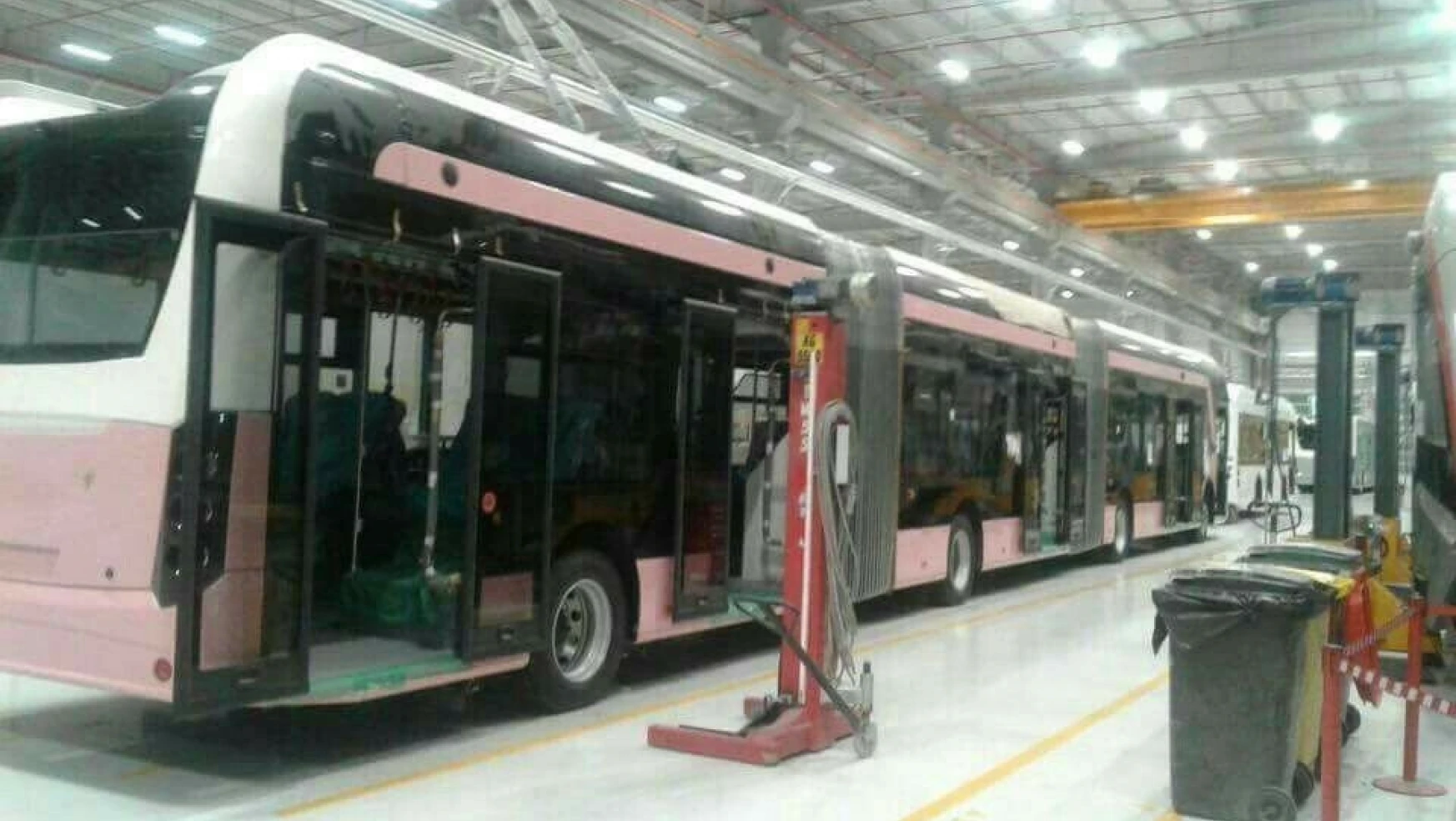 Pembe trambüslerin montajı yapılıyor
