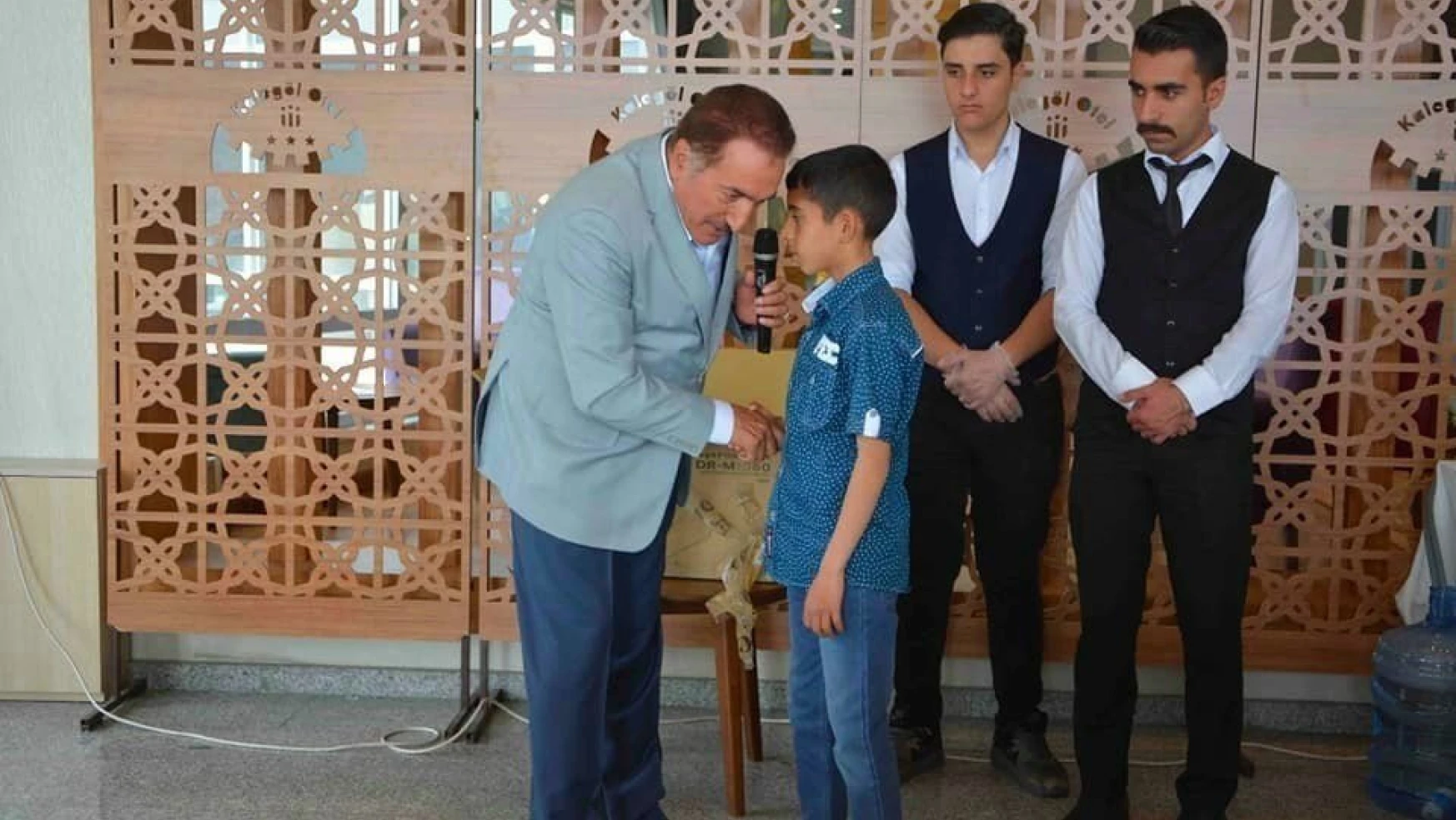 Belediye başkanı Akdemir'den gençlere övgü
