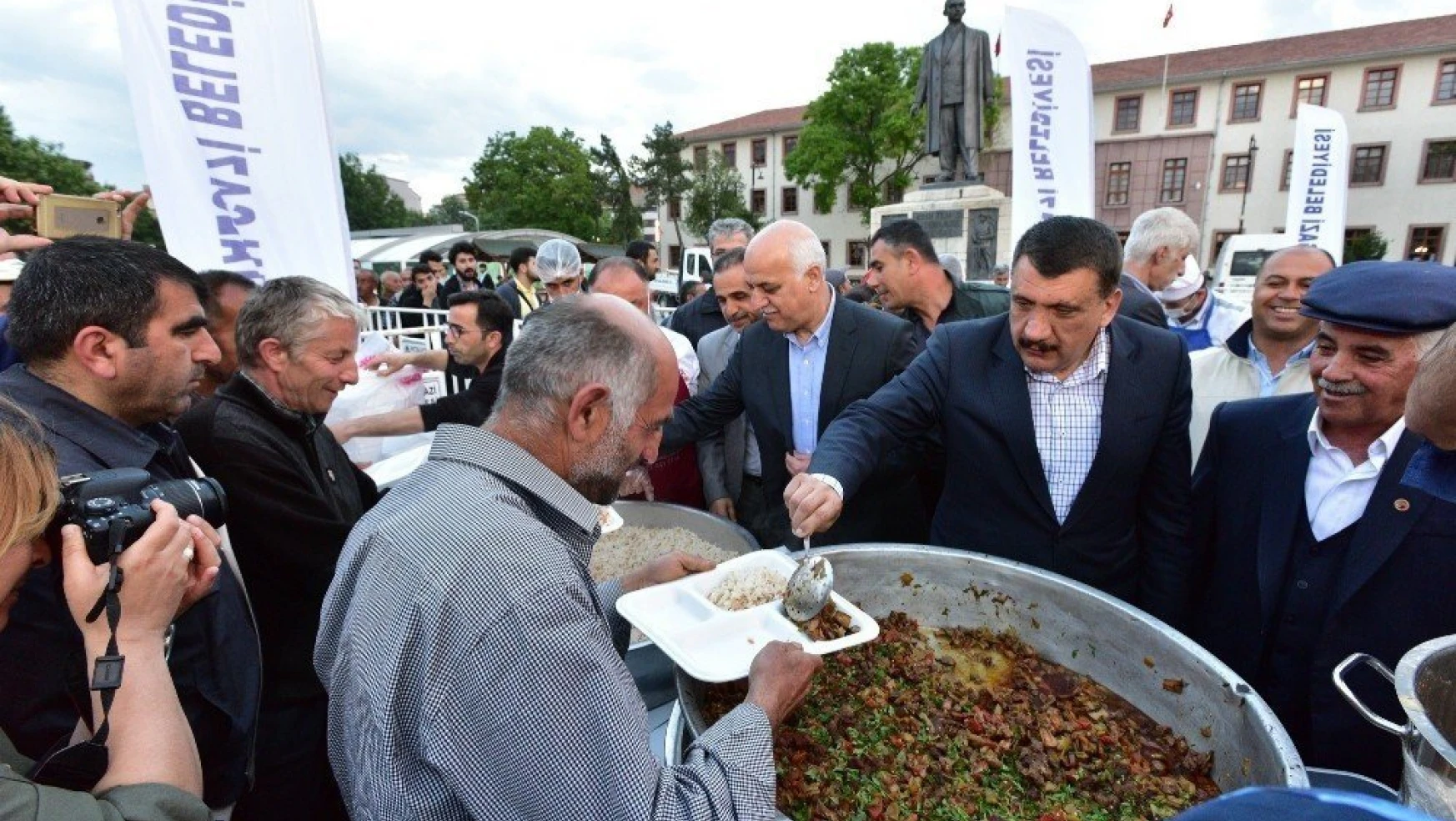 Battalgazi Belediyesi İftar Çadırında ilk iftar coşkusu
