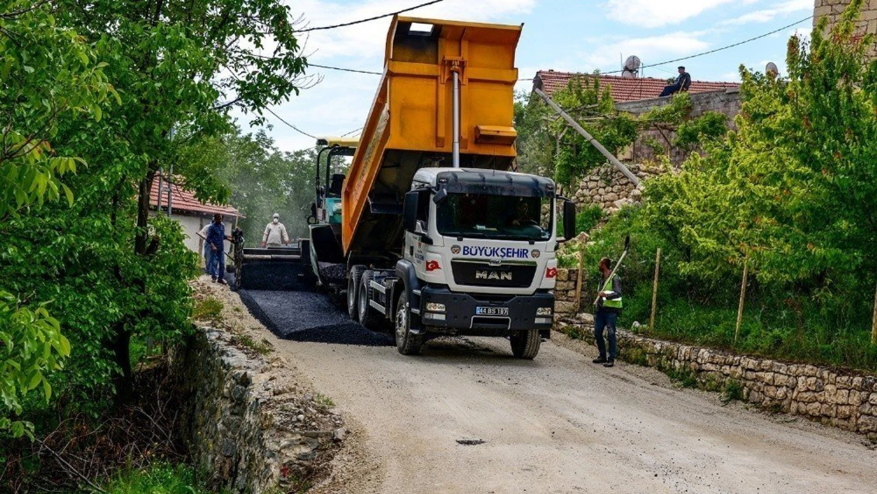 Büyükşehir, Girmana'da asfaltlama çalışması yaptı
