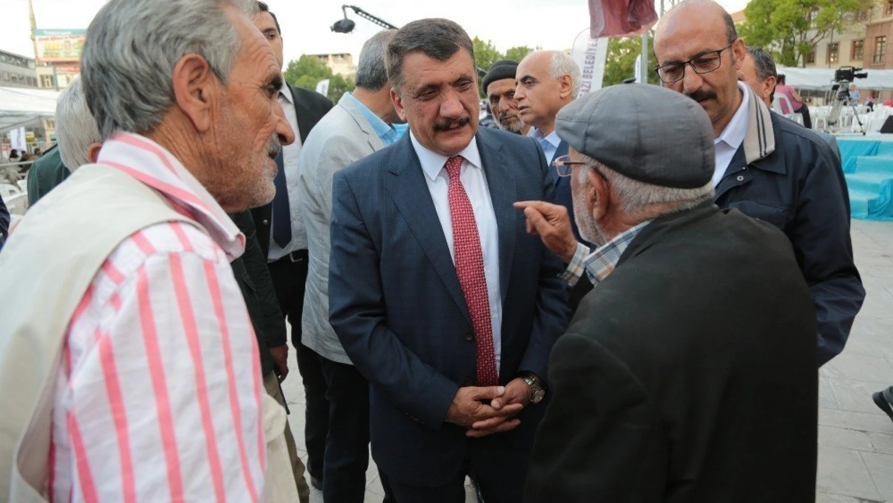 Başkan Gürkan, iftar çadırında vatandaşlarla bir araya geldi
