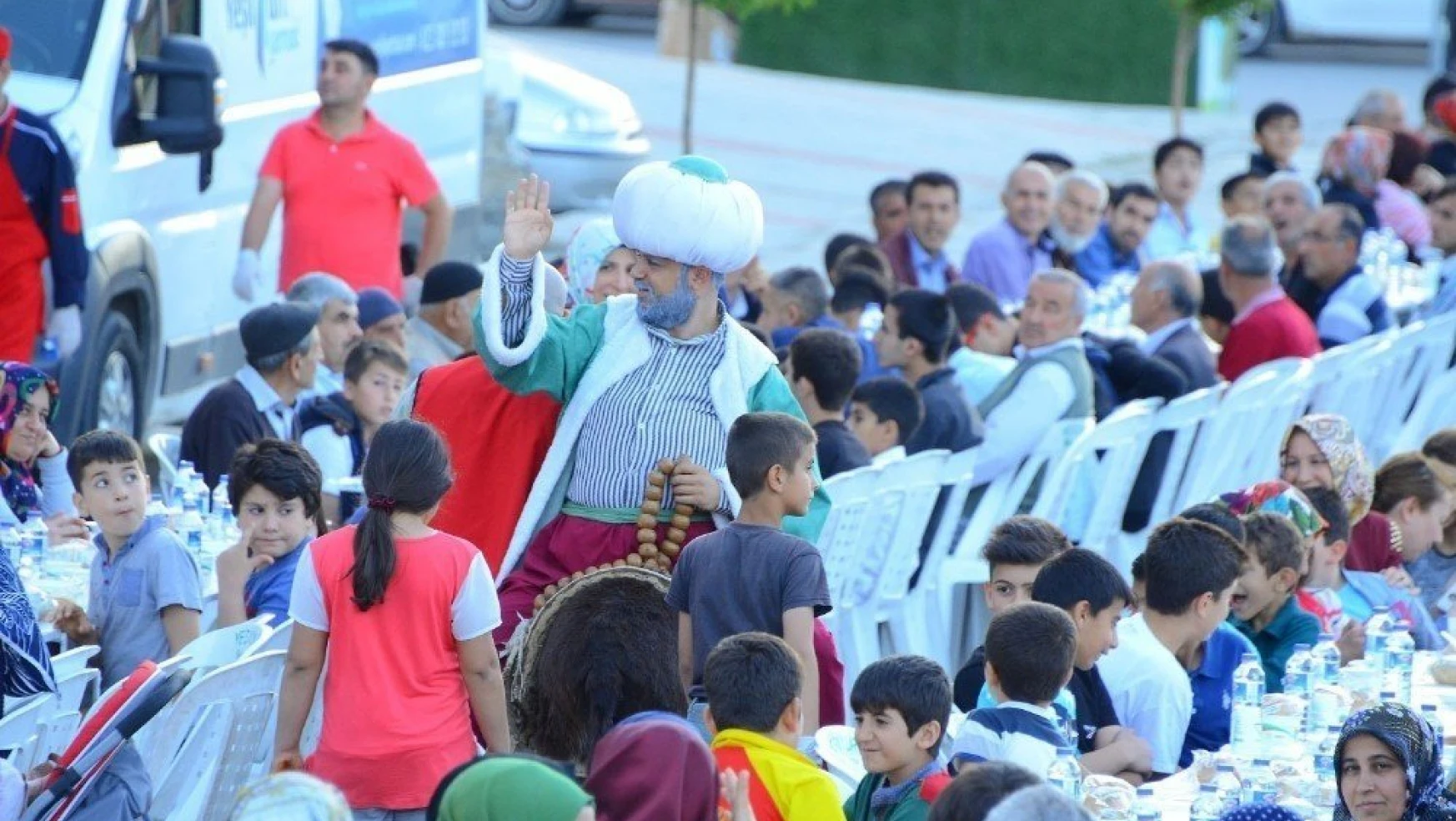 Yeşilyurt'ta 3 bin kişi aynı sofrada iftar yaptı
