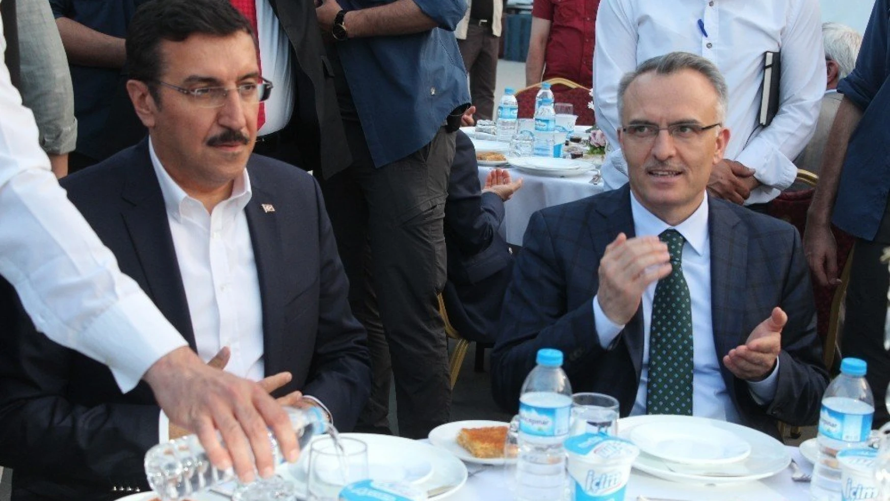 Bakanlar Ağbal ve Tüfenkci vatandaşlarla birlikte iftar açtı
