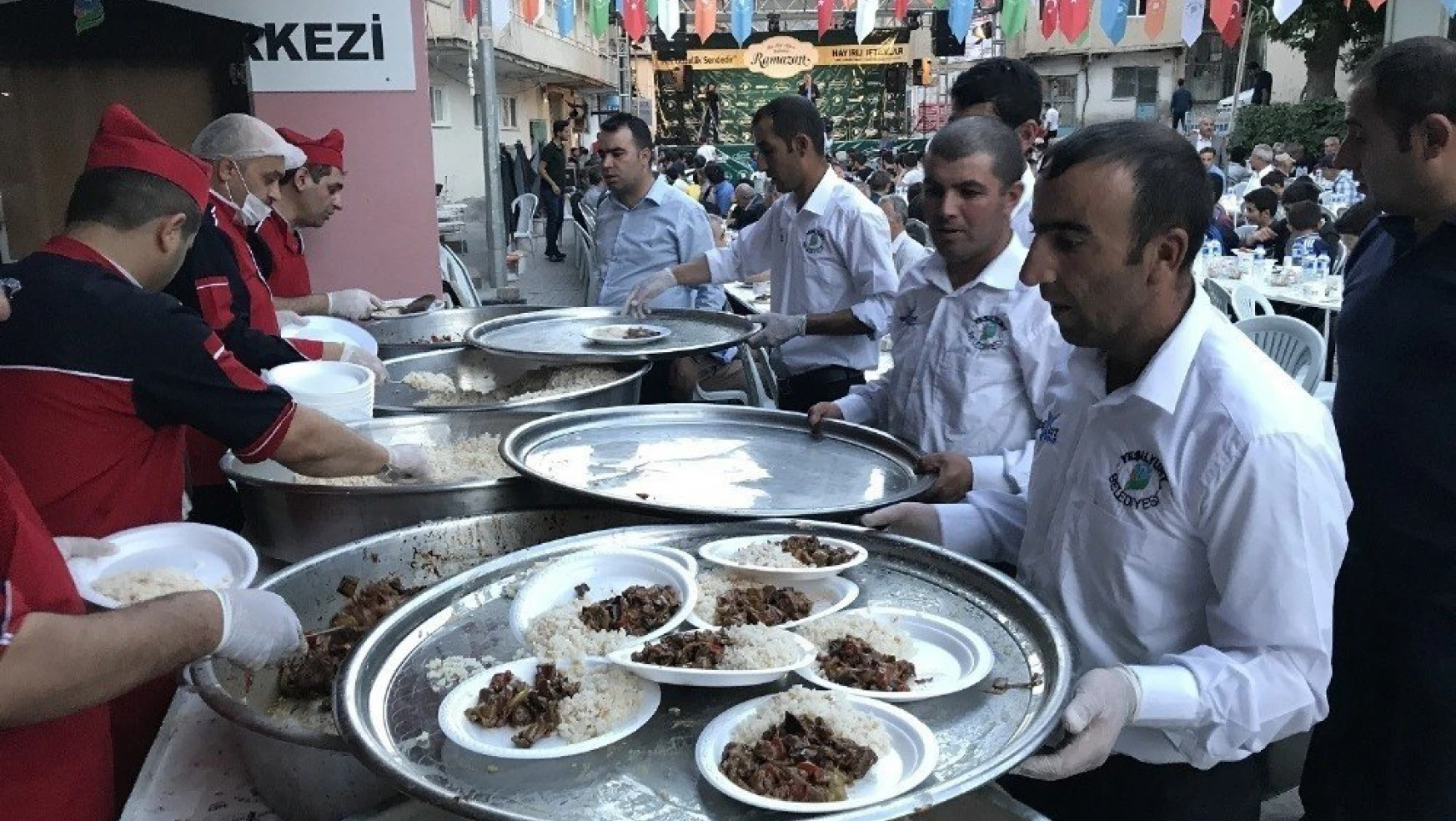 Yeşilyurt Belediyesi meydan iftarlarıyla Ramazan ayının bereketini paylaşıyor

