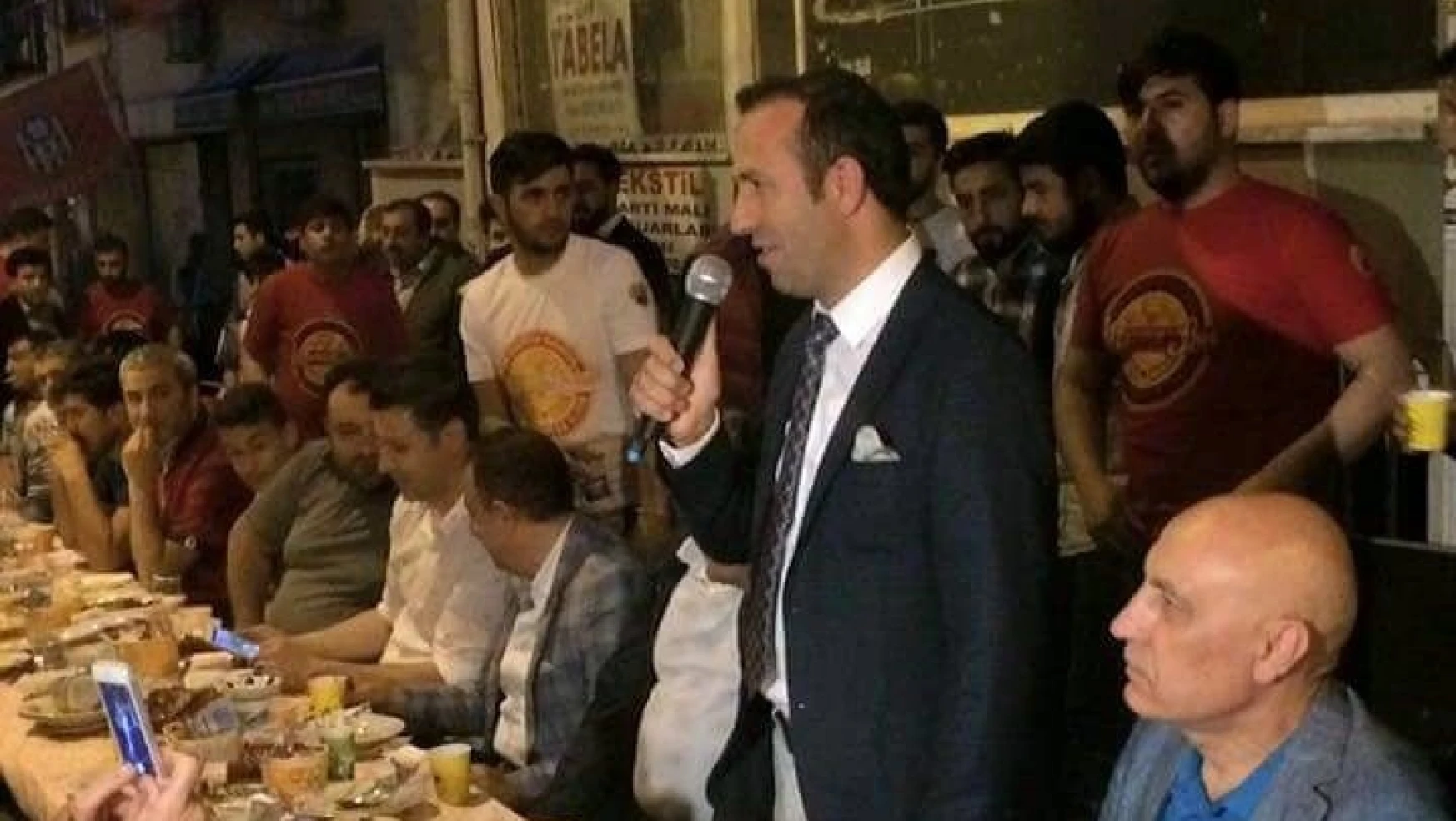 Evkur Yeni Malatyaspor başkanı Adil Gevrek, taraftarın iftarına katıldı
