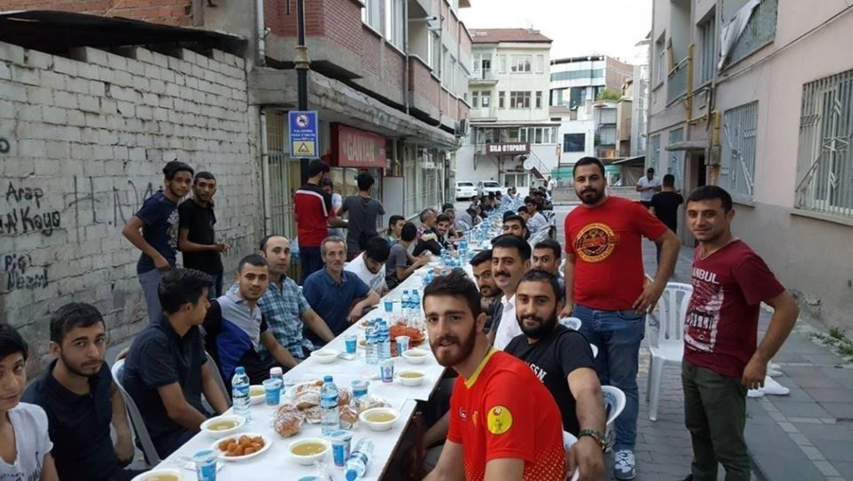 Evkur Yeni Malatyaspor taraftarı, sokak iftarında bir araya geldi
