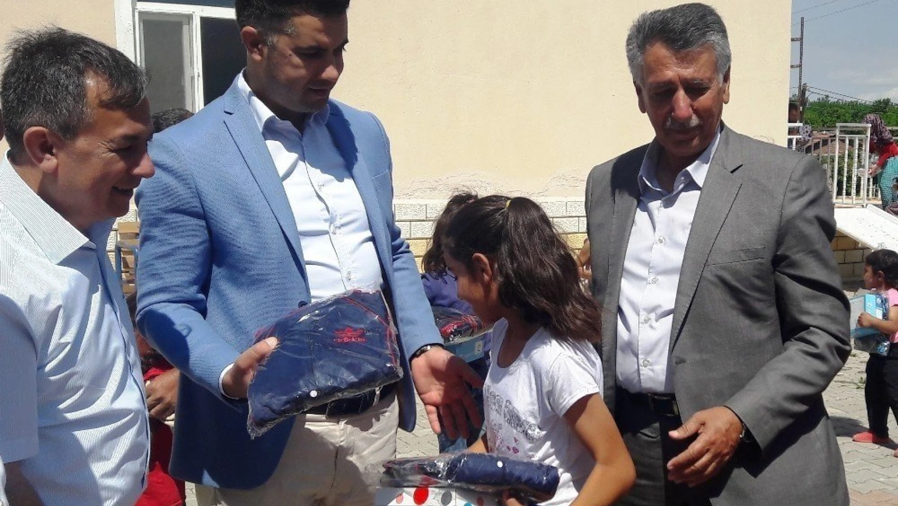 Yazıhan'da öğrencilere eşofman ve spor ayakkabı desteği
