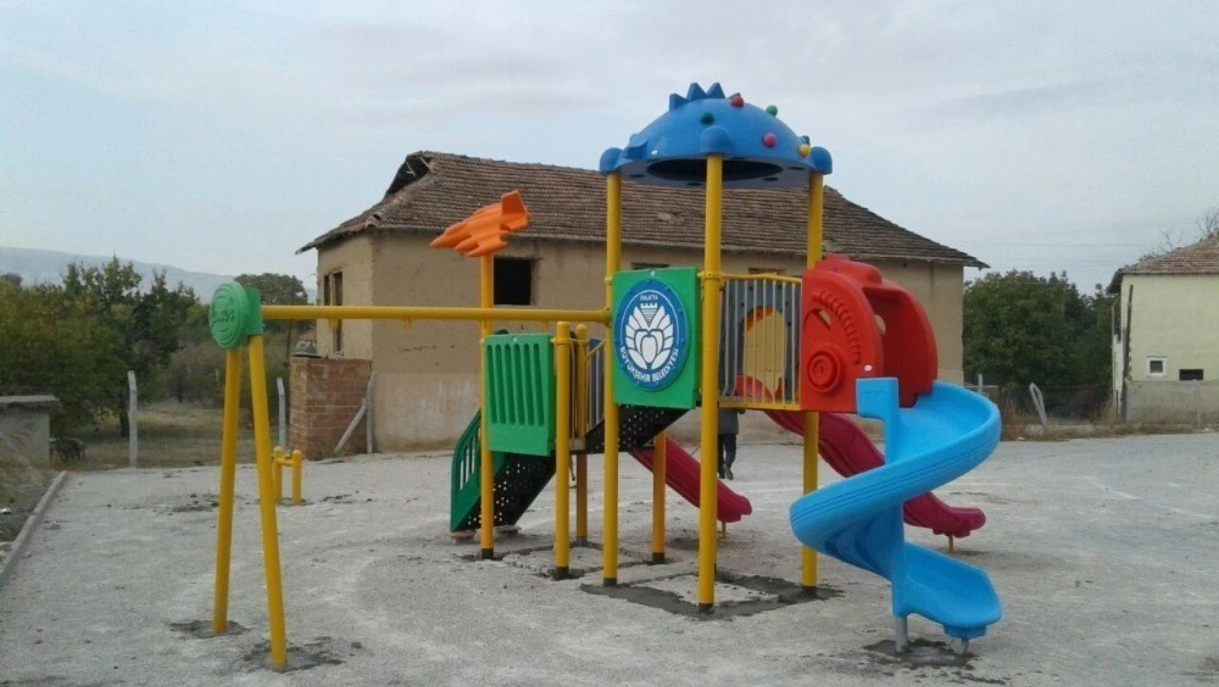 Çocuk parklarında onarım ve yenileme çalışmaları