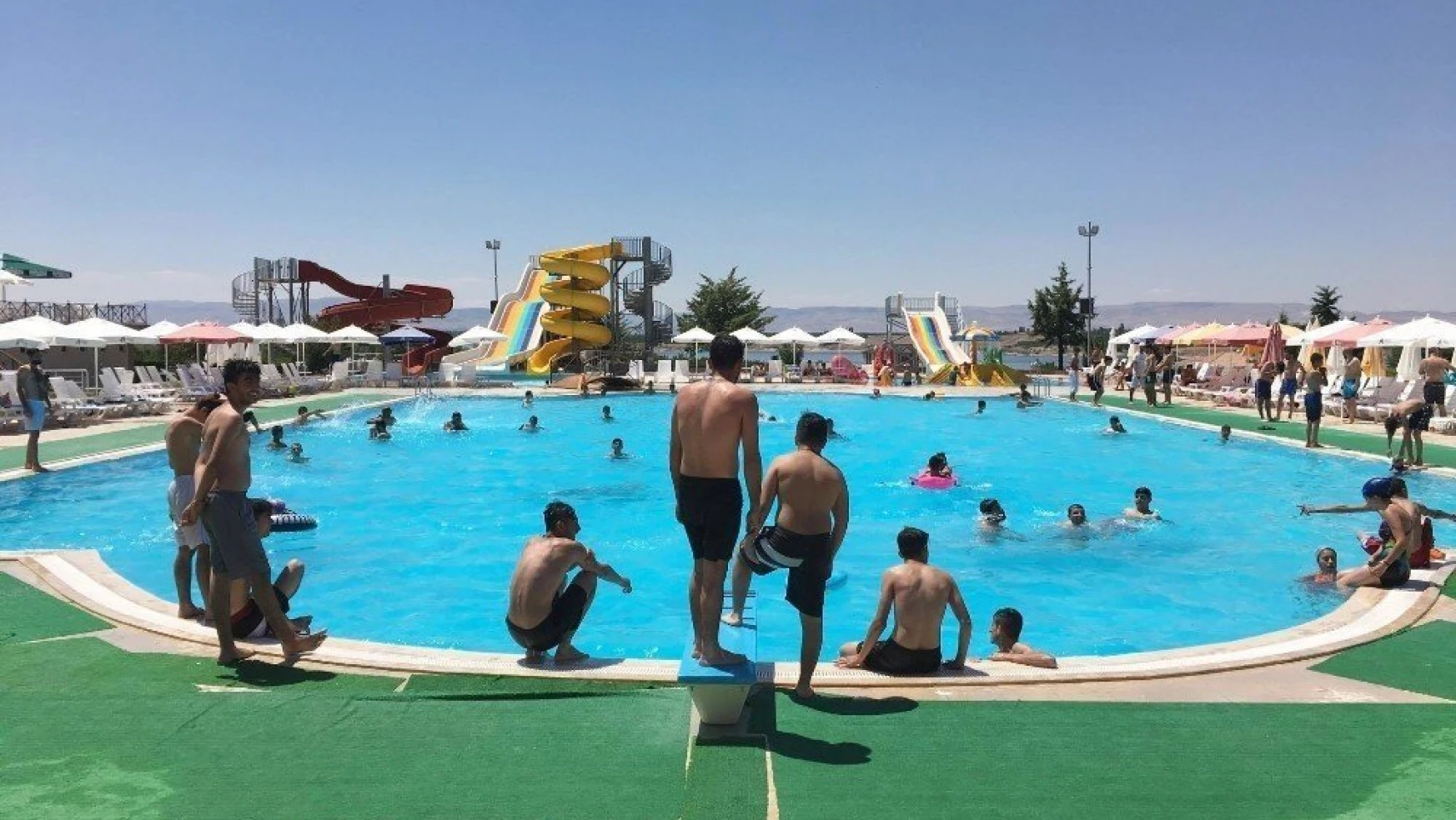 Sıcaktan bunalan vatandaşlar havuzlara akın ediyor