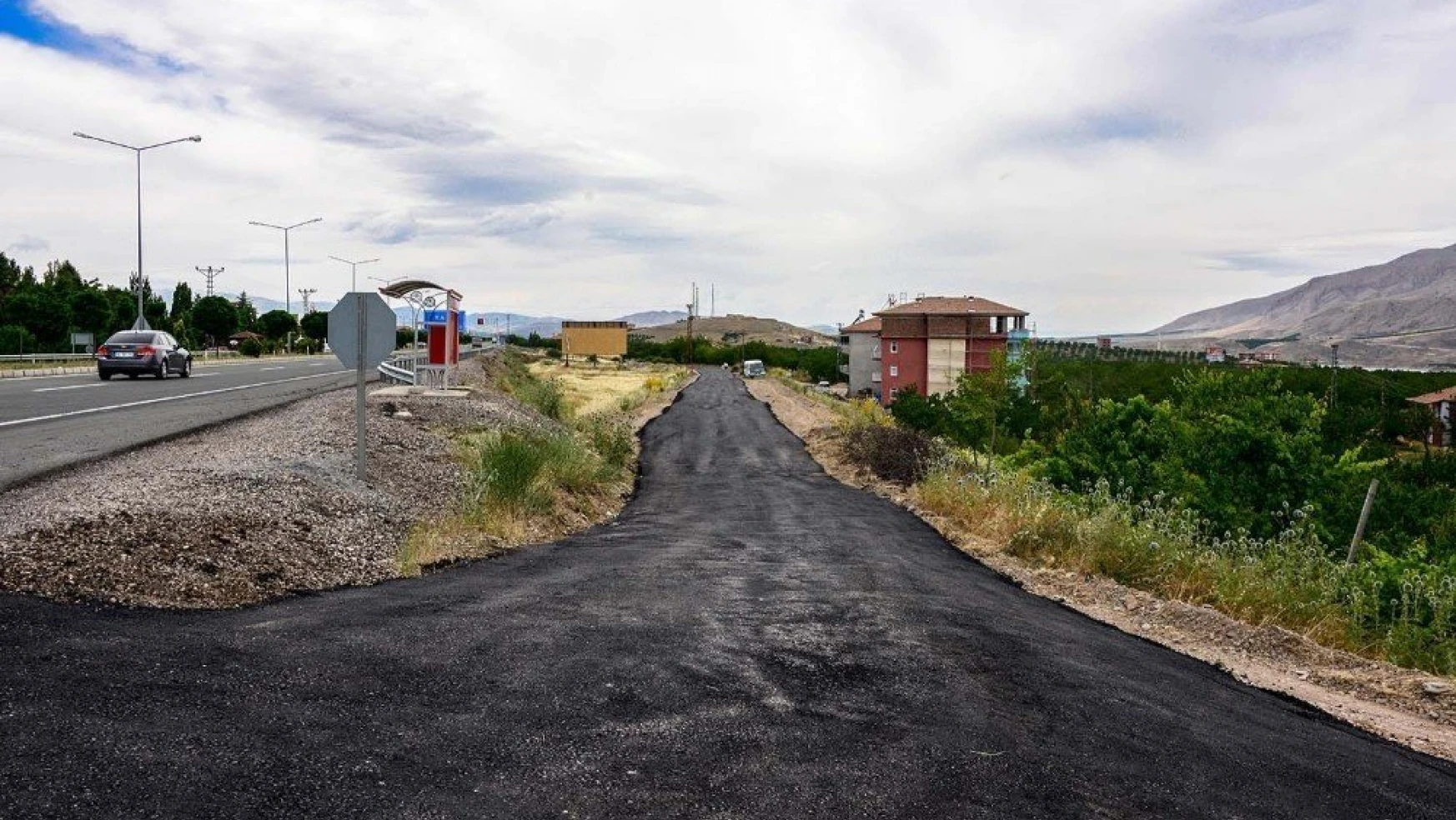 Büyükşehir Belediyesi Kale ilçesine bağlı 4 mahallede sıcak asfalt serimi yaptı