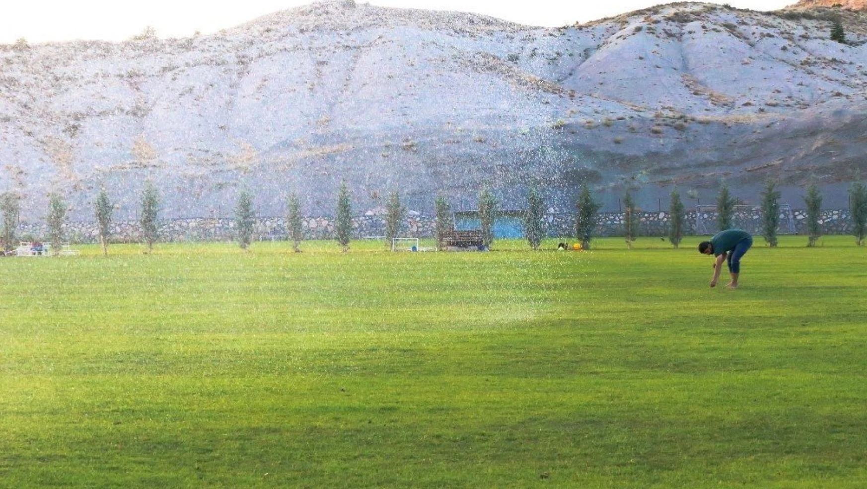 Evkur Yeni Malatyaspor'da antrenman sahası bakımı
