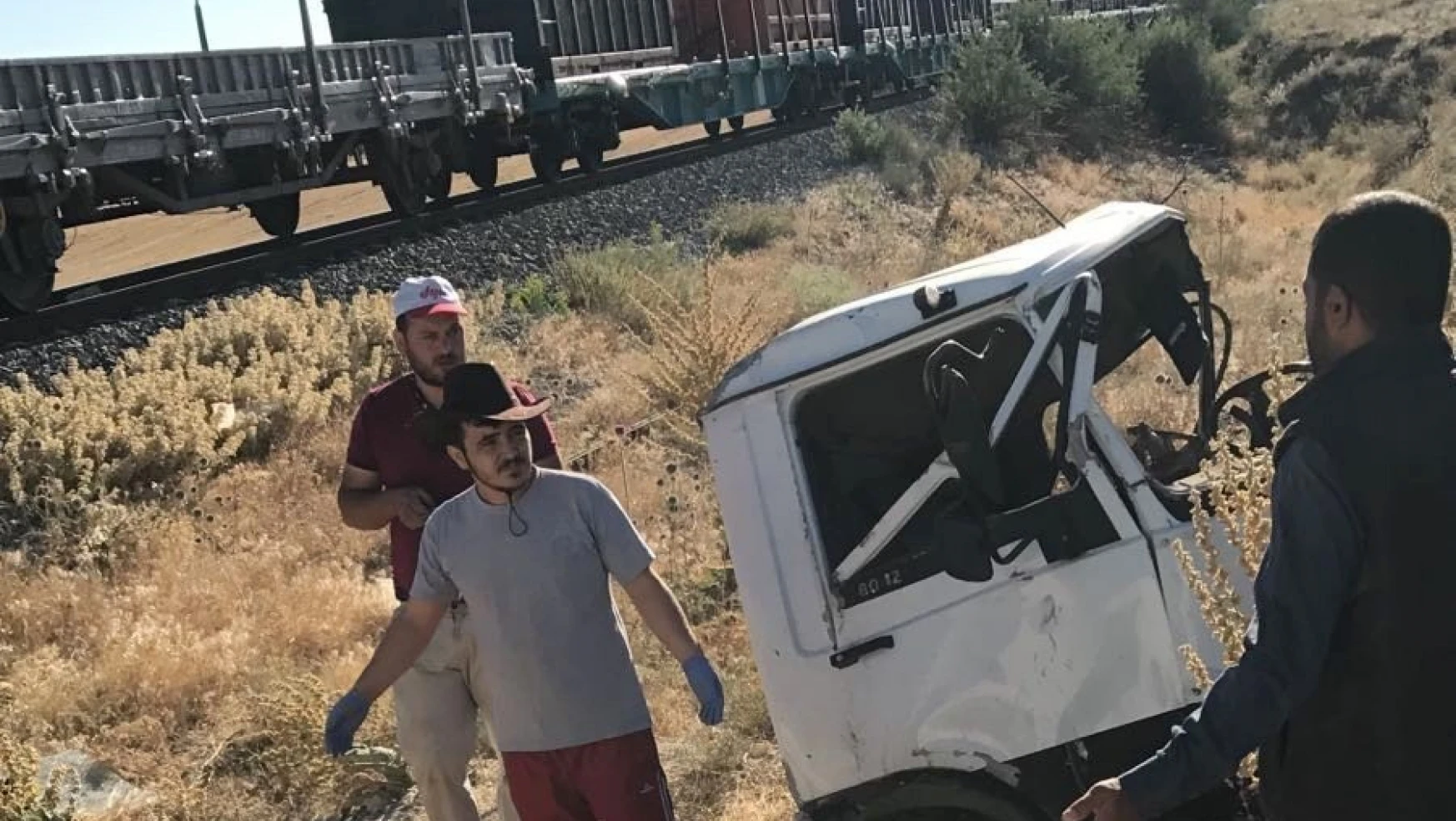 Malatya'da yük treni ile kamyonet çarpıştı: 1 ölü, 1 yaralı
