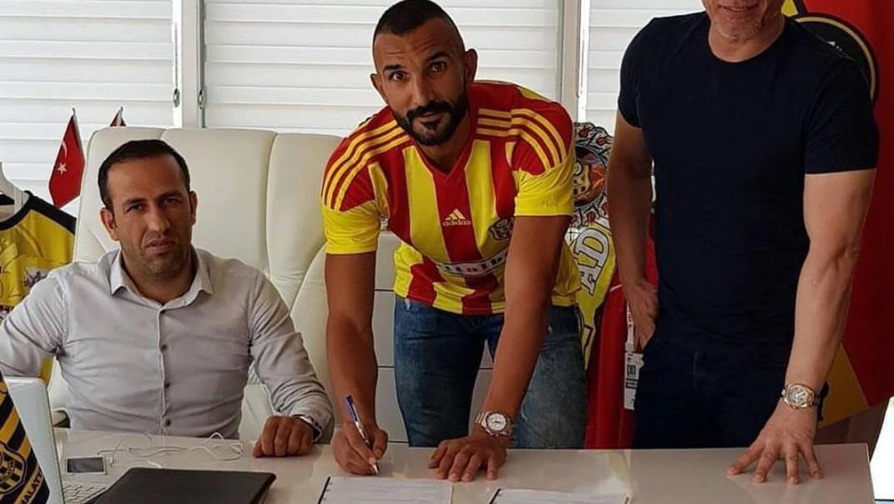 Evkur Yeni Malatyaspor'da Yalçın Ayhan imzayı attı
