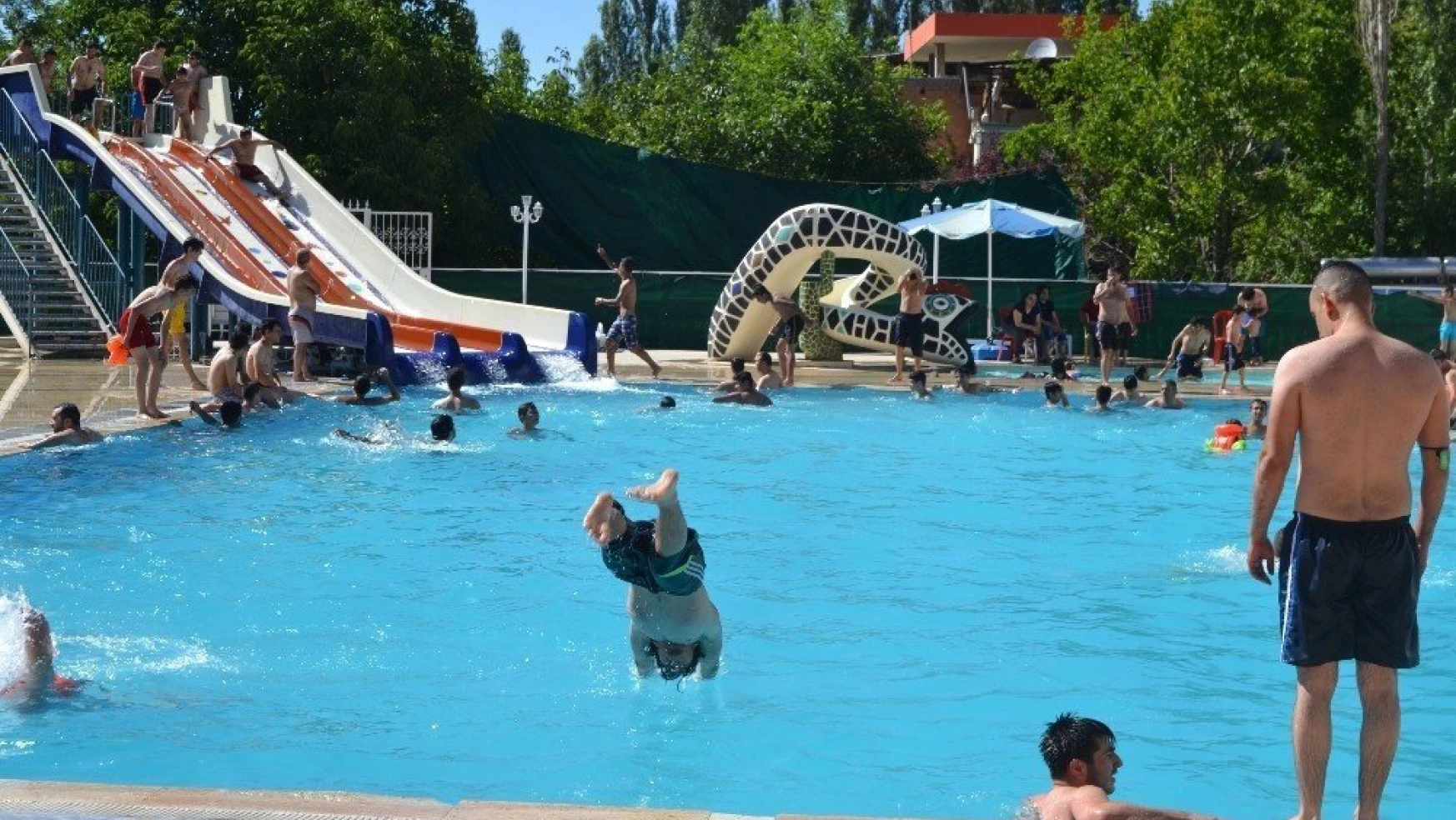 Sıcak havalardan bunalan vatandaşlar havuzlara akın ediyor
