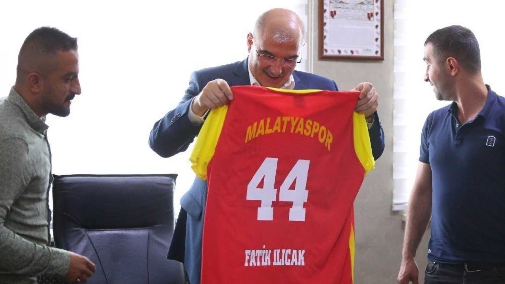 Taraftarlar Derneği'nden iş adamı Ilıcak'a Malatyaspor forması
