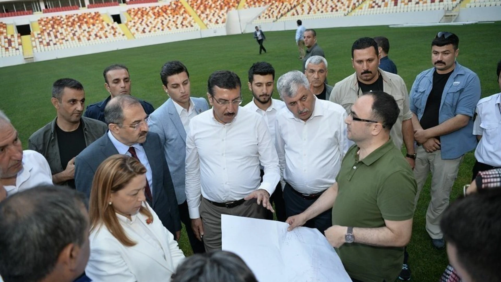 Bakan Tüfenkci, Cumhurbaşkanı Erdoğan'ın açılışını yapacağı statta incelemelerde bulundu

