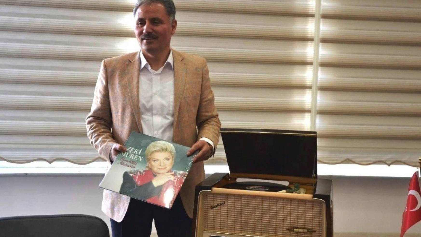 Başkan Çakır'ın eski radyo ve plak tutkusu
