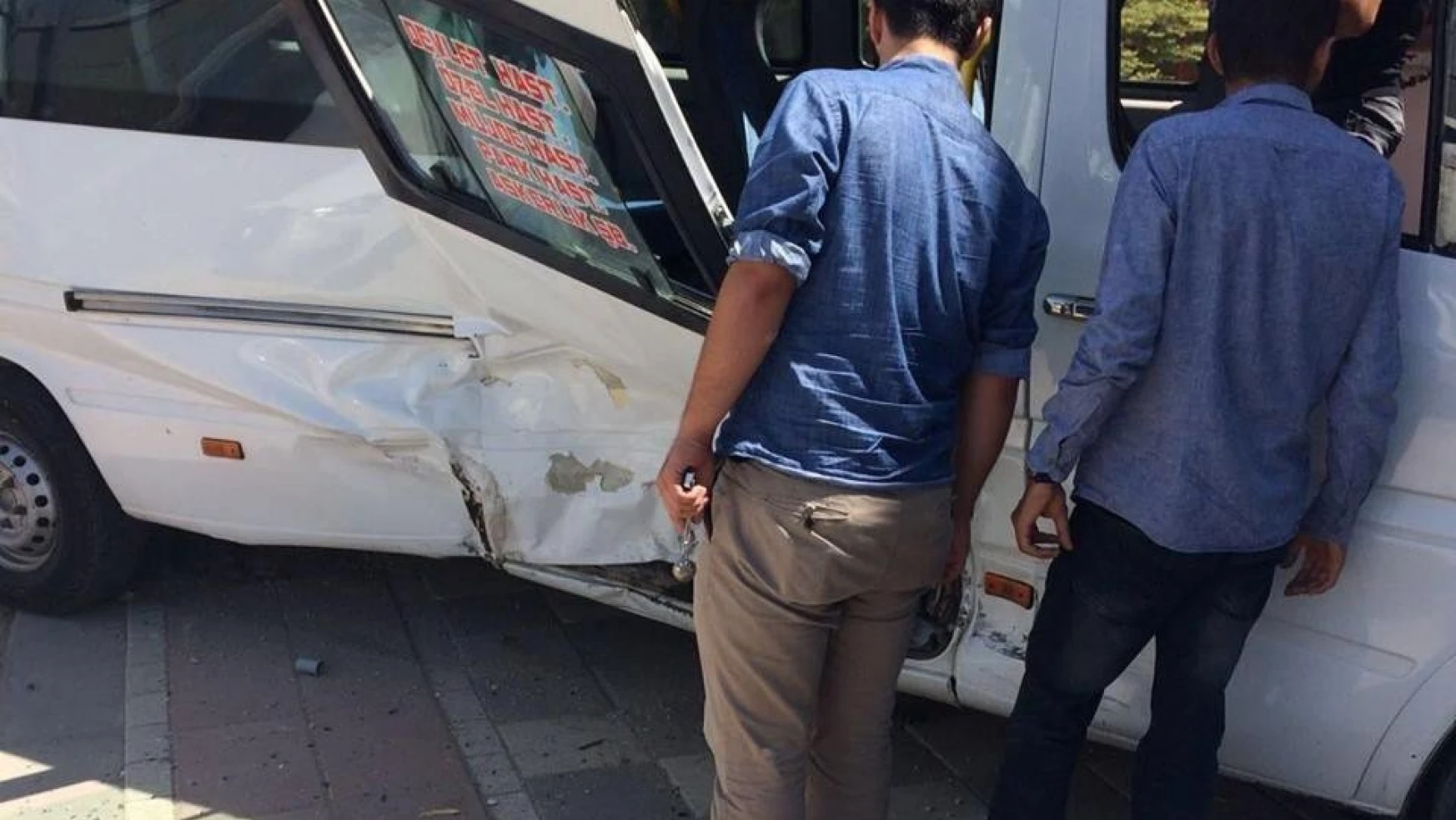 Otomobil minibüse çarptı: 11 yaralı