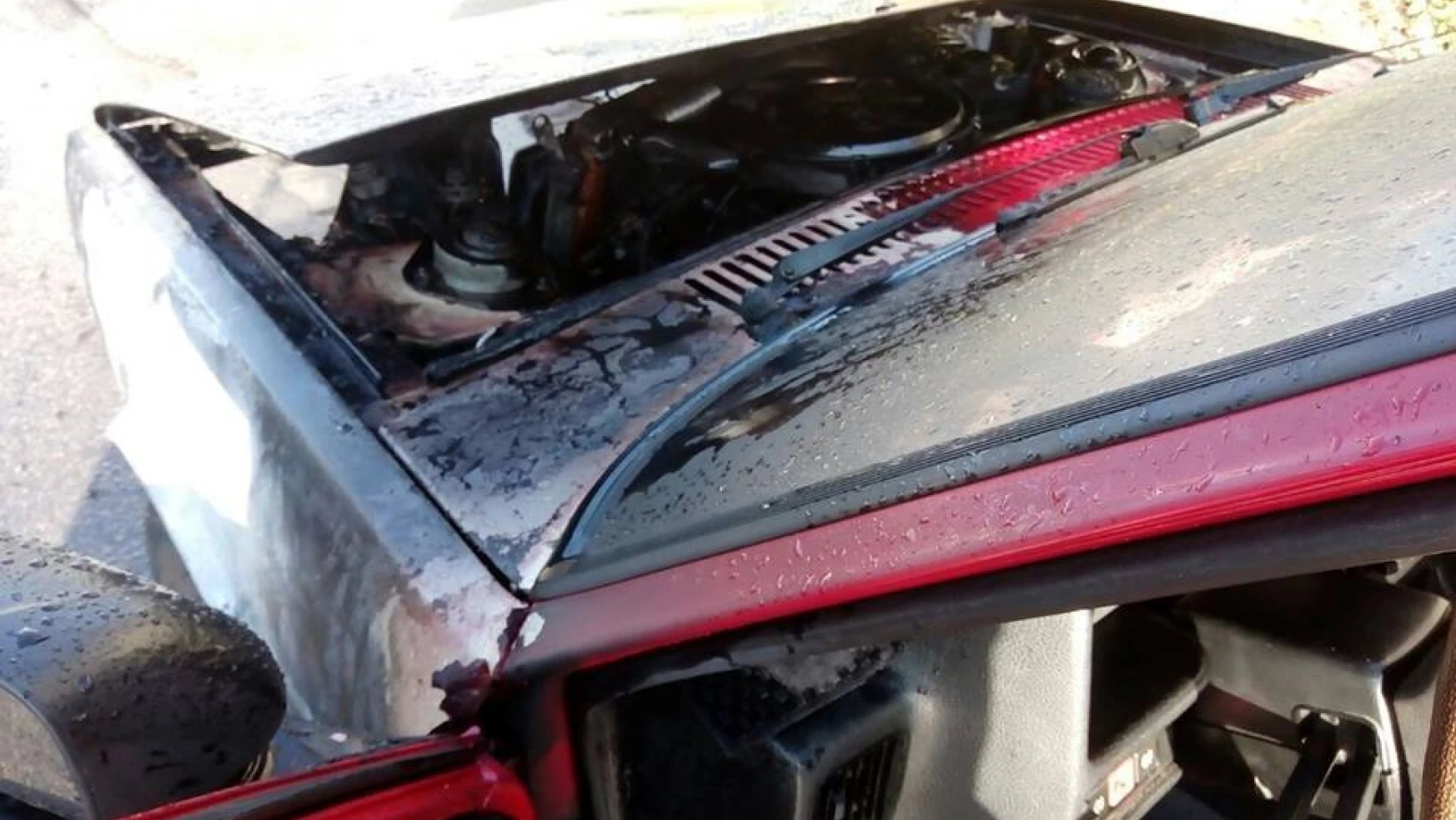 Malatya'da park halindeki araç alev alev yandı
