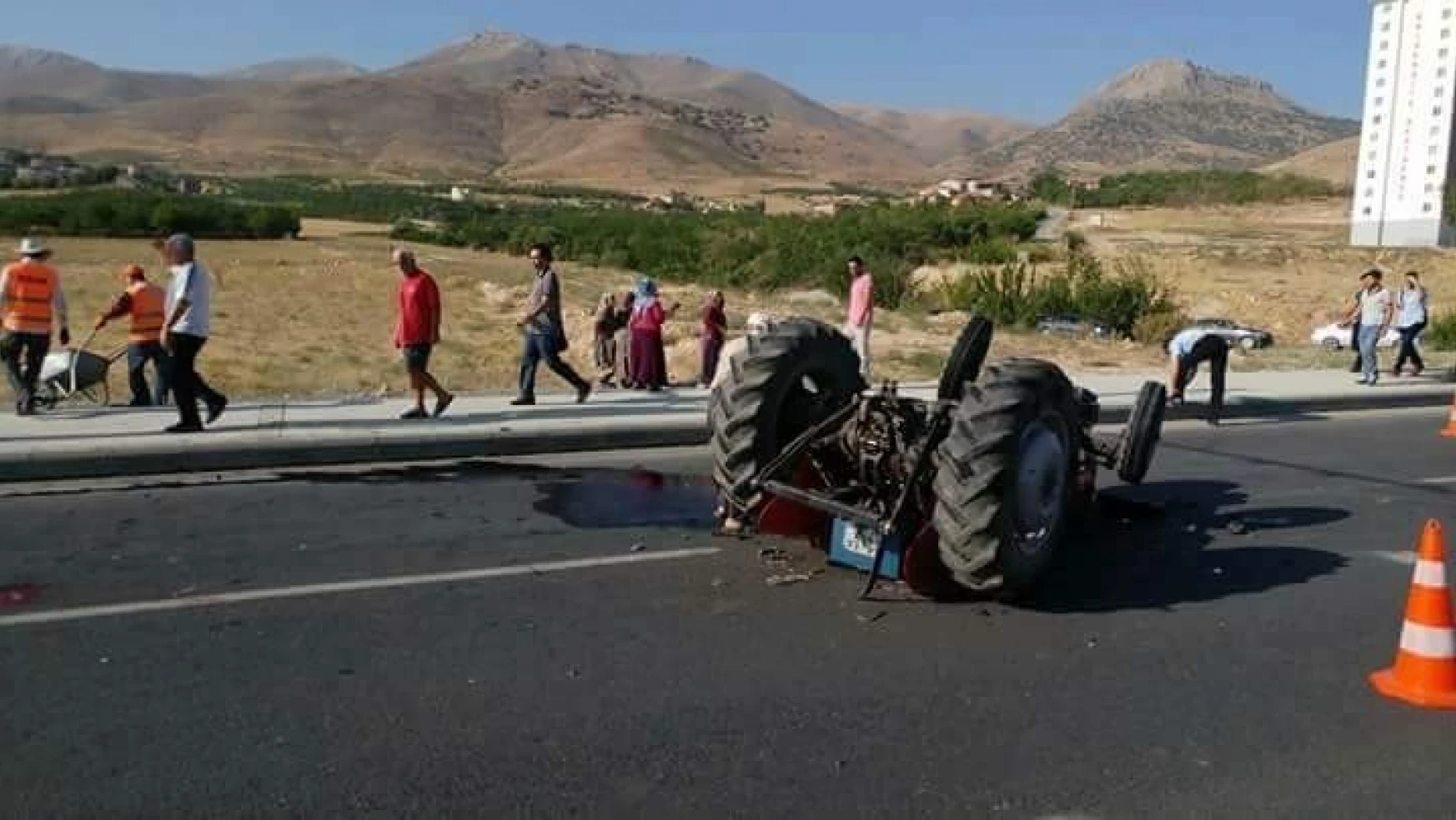 Otomobil traktöre çarptı: 2 yaralı
