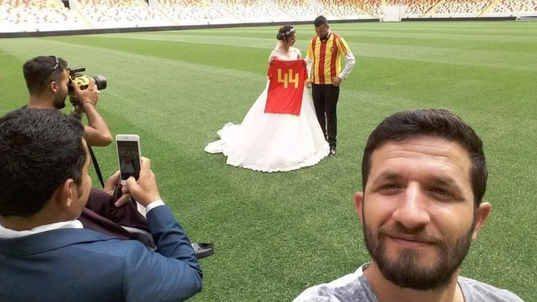 Düğün fotoğraflarını stadyumda çektirdiler
