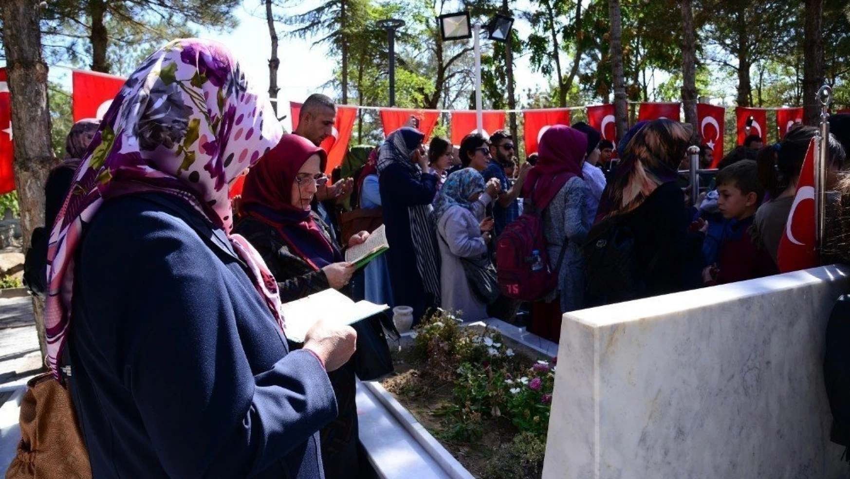 Malatya'dan 350 kişilik heyet şehit Ömer Halisdemir'in kabrini ziyaret etti

