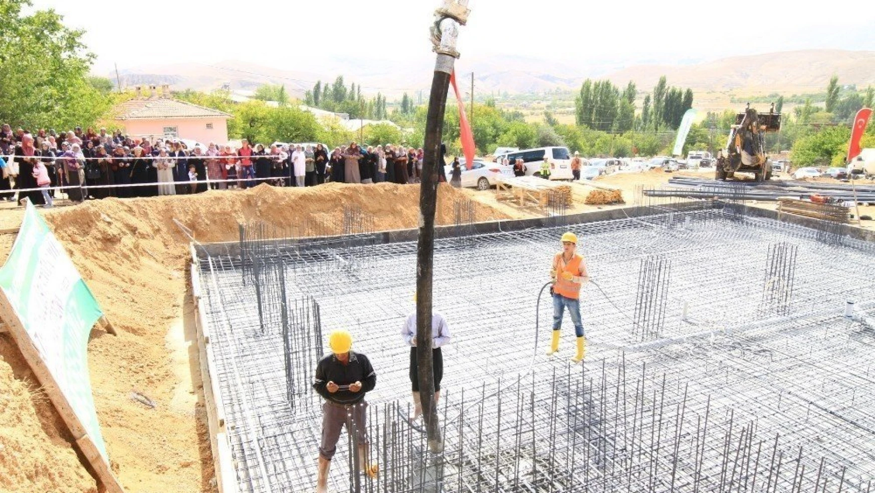Yazıköy Mahallesine yapılacak caminin temeli atıldı
