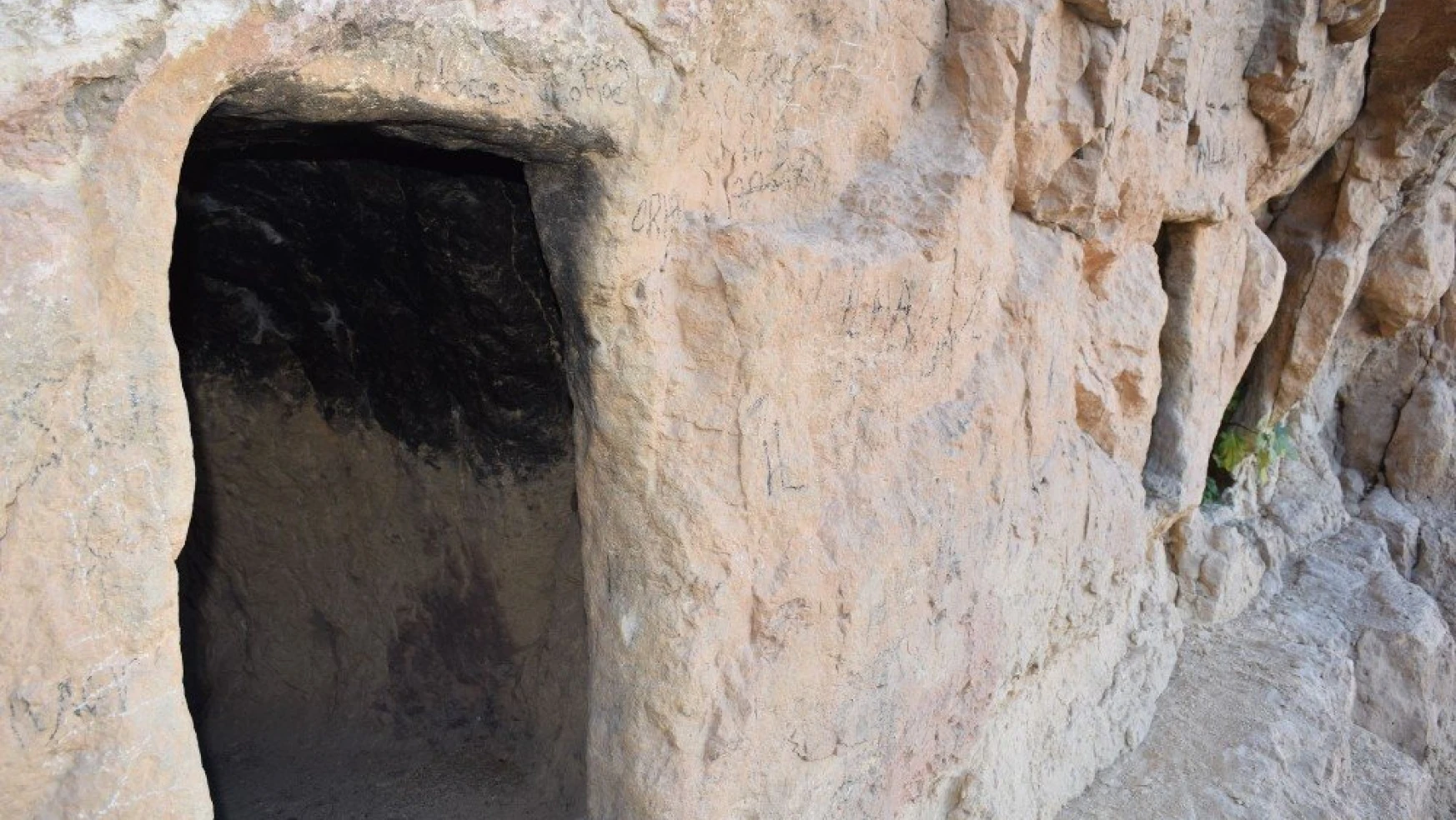 Tarihi mağaralarda defineci tahribatı
