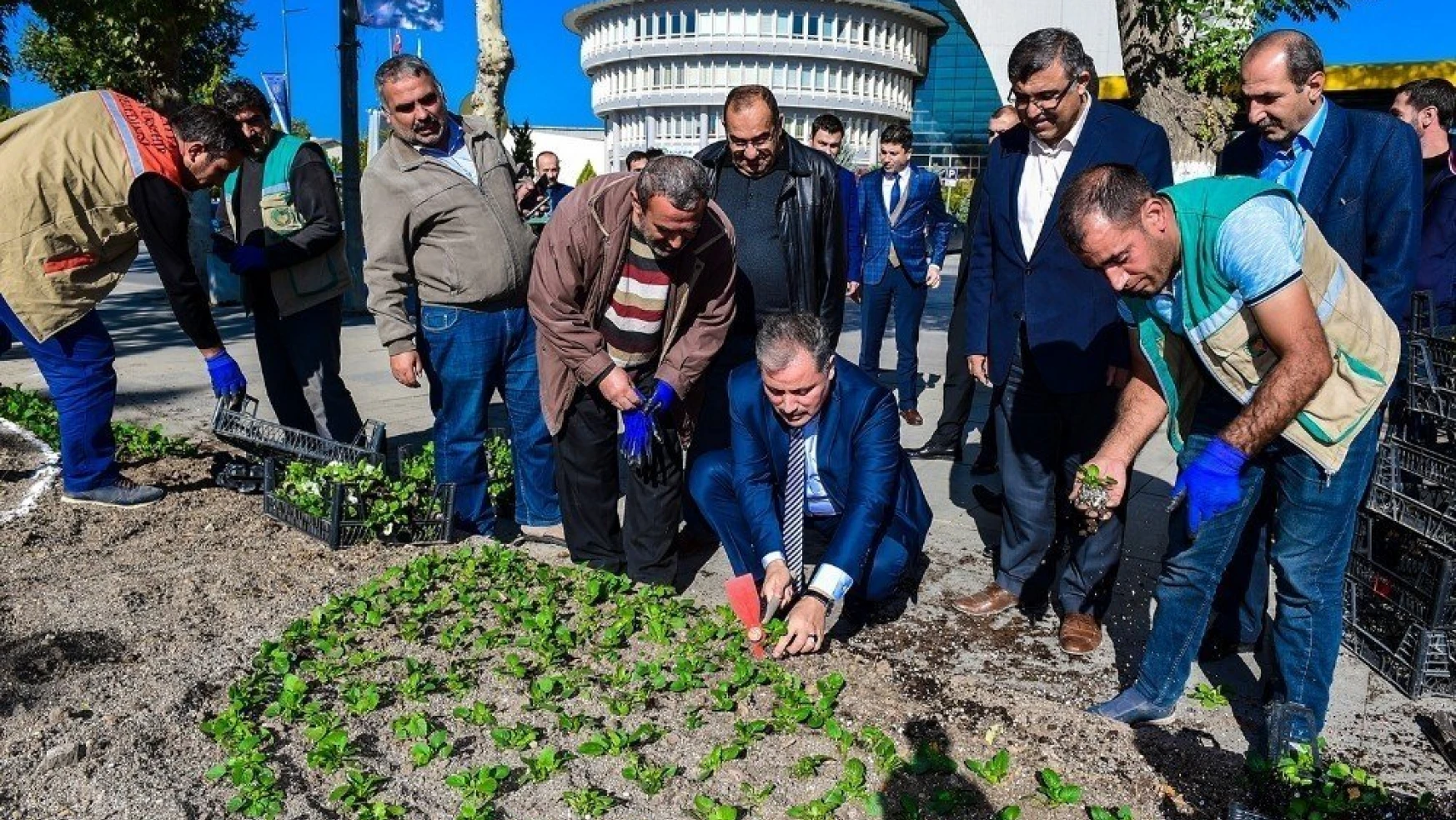 Başkan Çakır, işçilerle birlikte çiçek dikti

