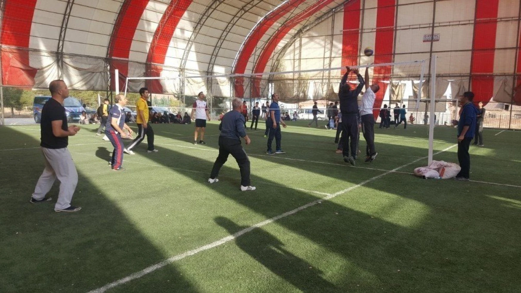 Yazıhan'da kurumlararası voleybol turnuvası düzenlendi
