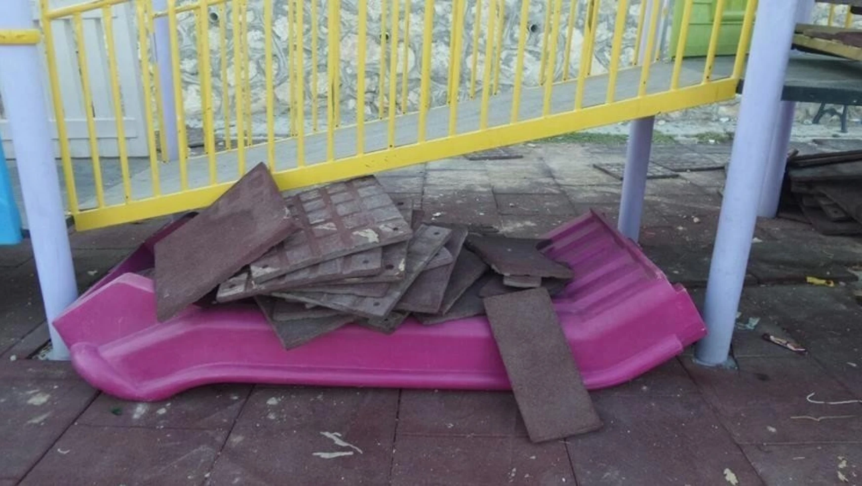 Çocuk oyun parkını tahrip ettiler
