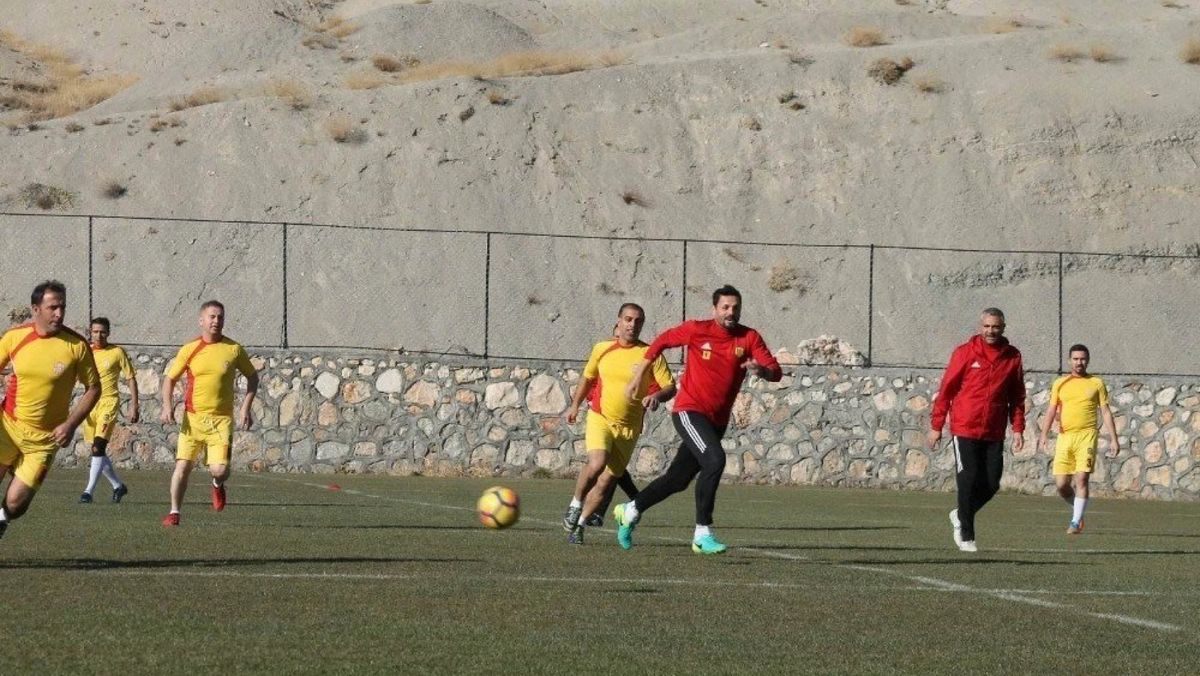 E. Yeni Malatyaspor teknik heyeti ile spor basını yeşil zeminde karşılaştı
