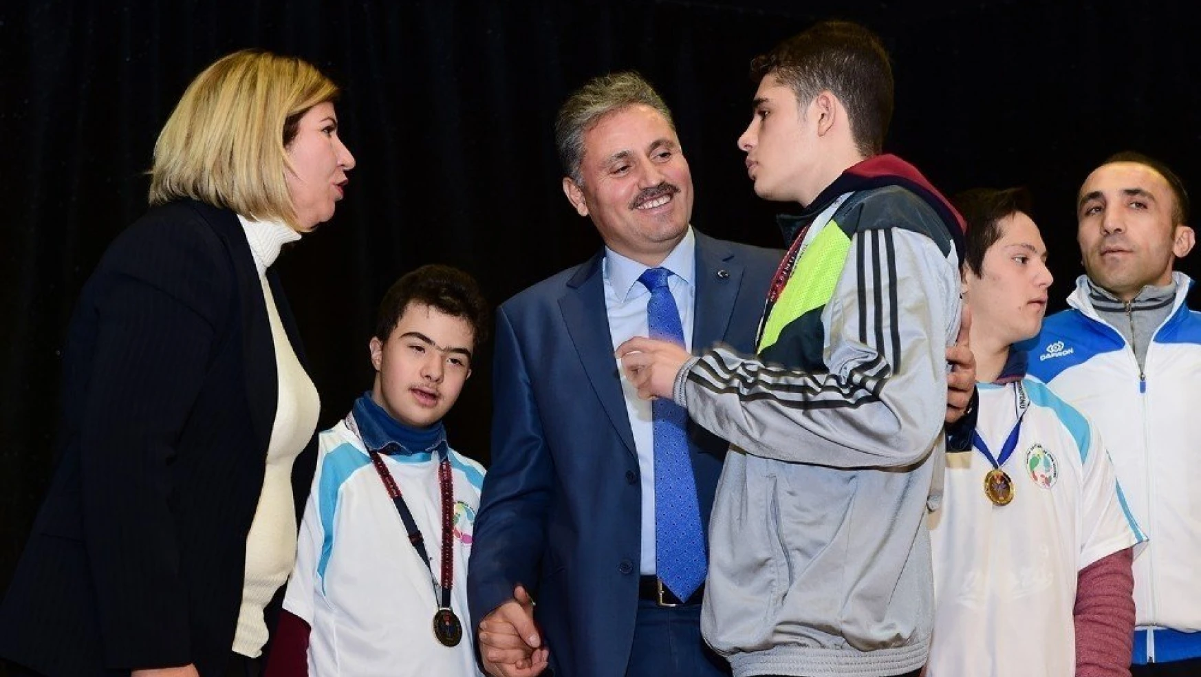 Belediye Başkanı Çakır başarılı sporcuları ödüllendirdi
