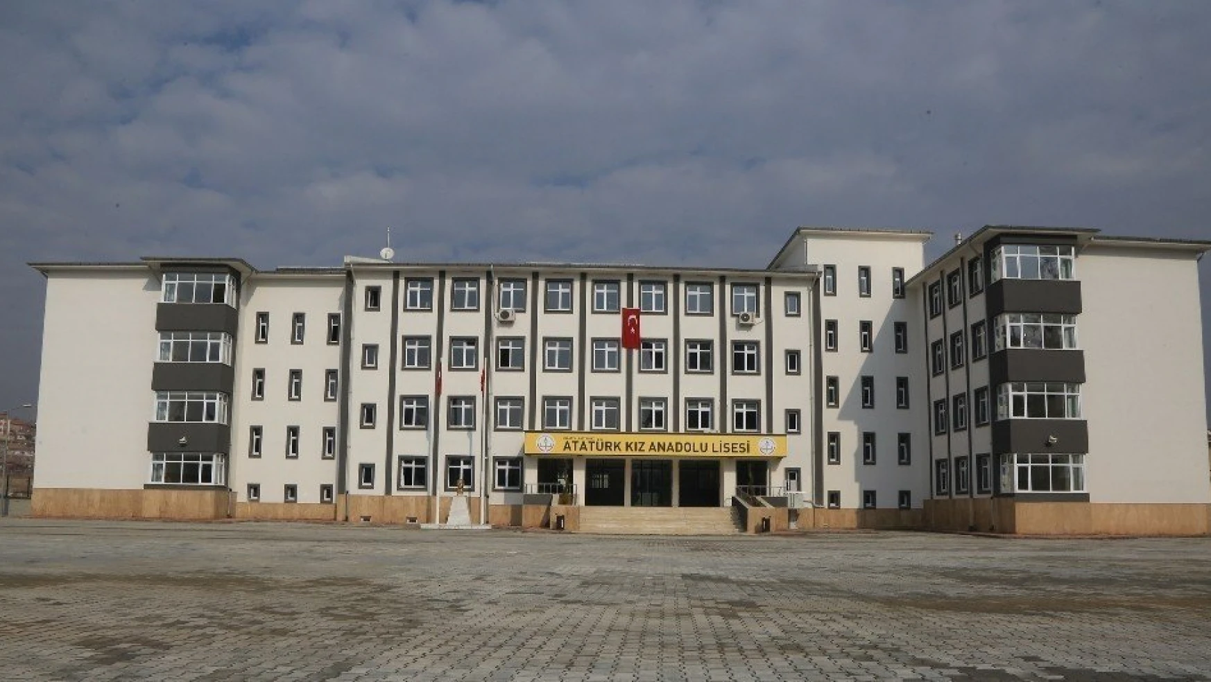 Atatürk Kız Anadolu Lisesi yeni binasında eğitim-öğretime başladı