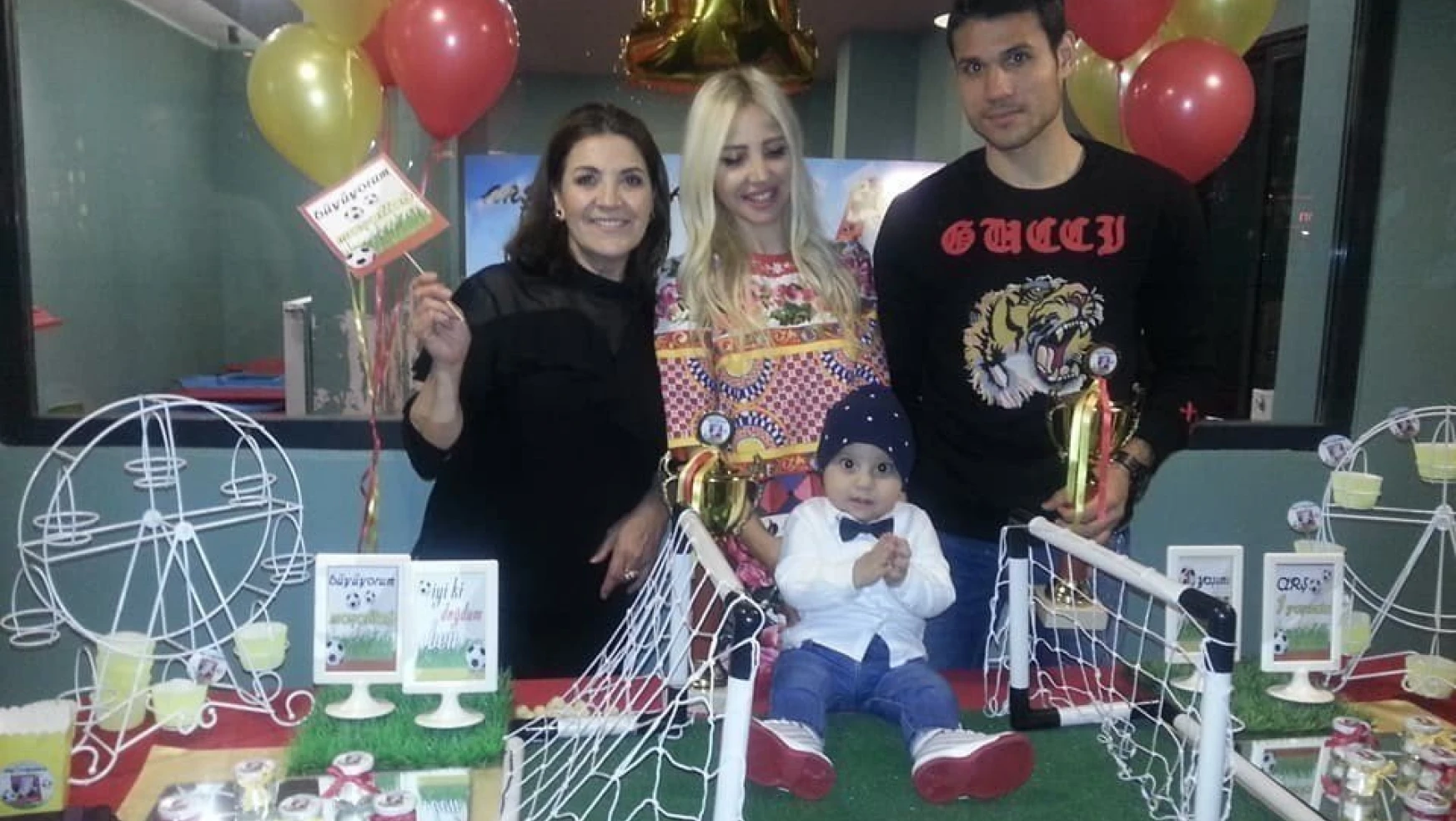 E.Yeni Malatyasporlu futbolcular Ertaç Özbir'in oğlu Arş'ın doğum gününde bir araya geldi
