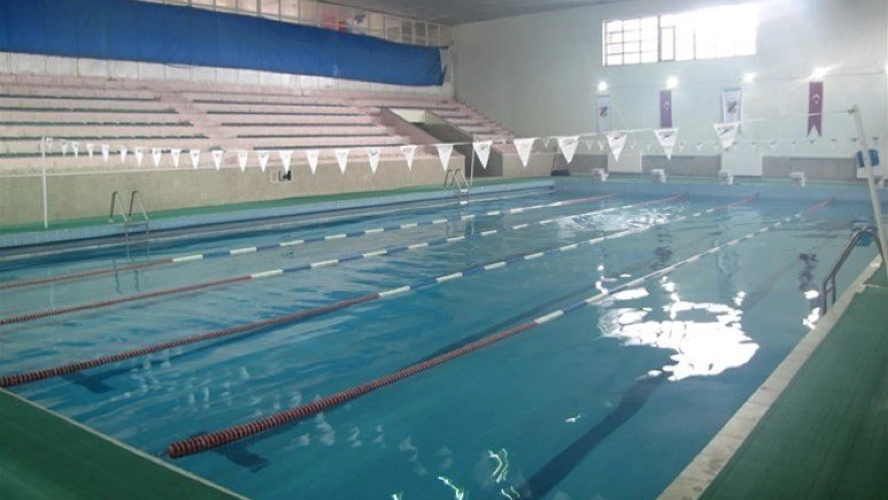 Osman Çağlı Kapalı Yüzme Havuzunda kış sezonu açıldı
