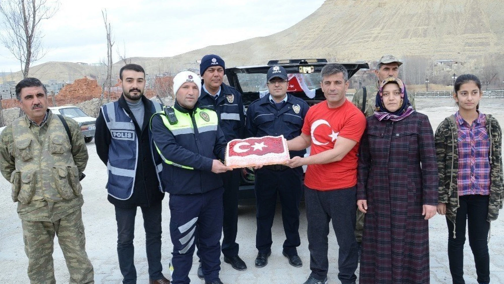 Darendeli kapıcıdan Mehmetçik ve polise pastalı destek

