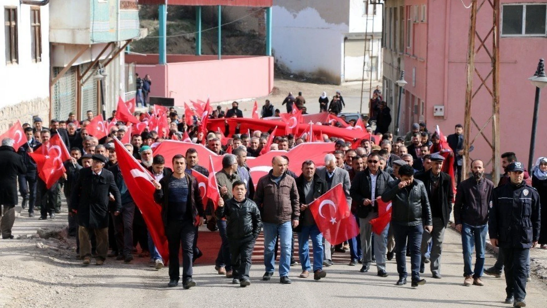 Binlerce vatandaş Afrin Operasyonuna destek için yürüdü
