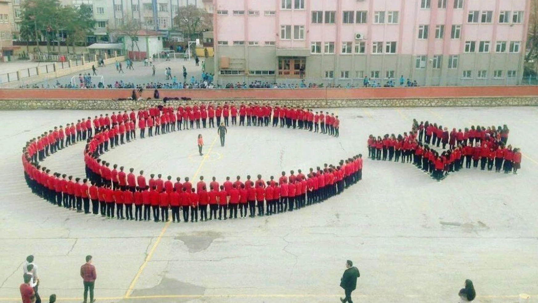 Öğrencilerden Mehmetçiğe ay yıldızlı koreografi ile destek
