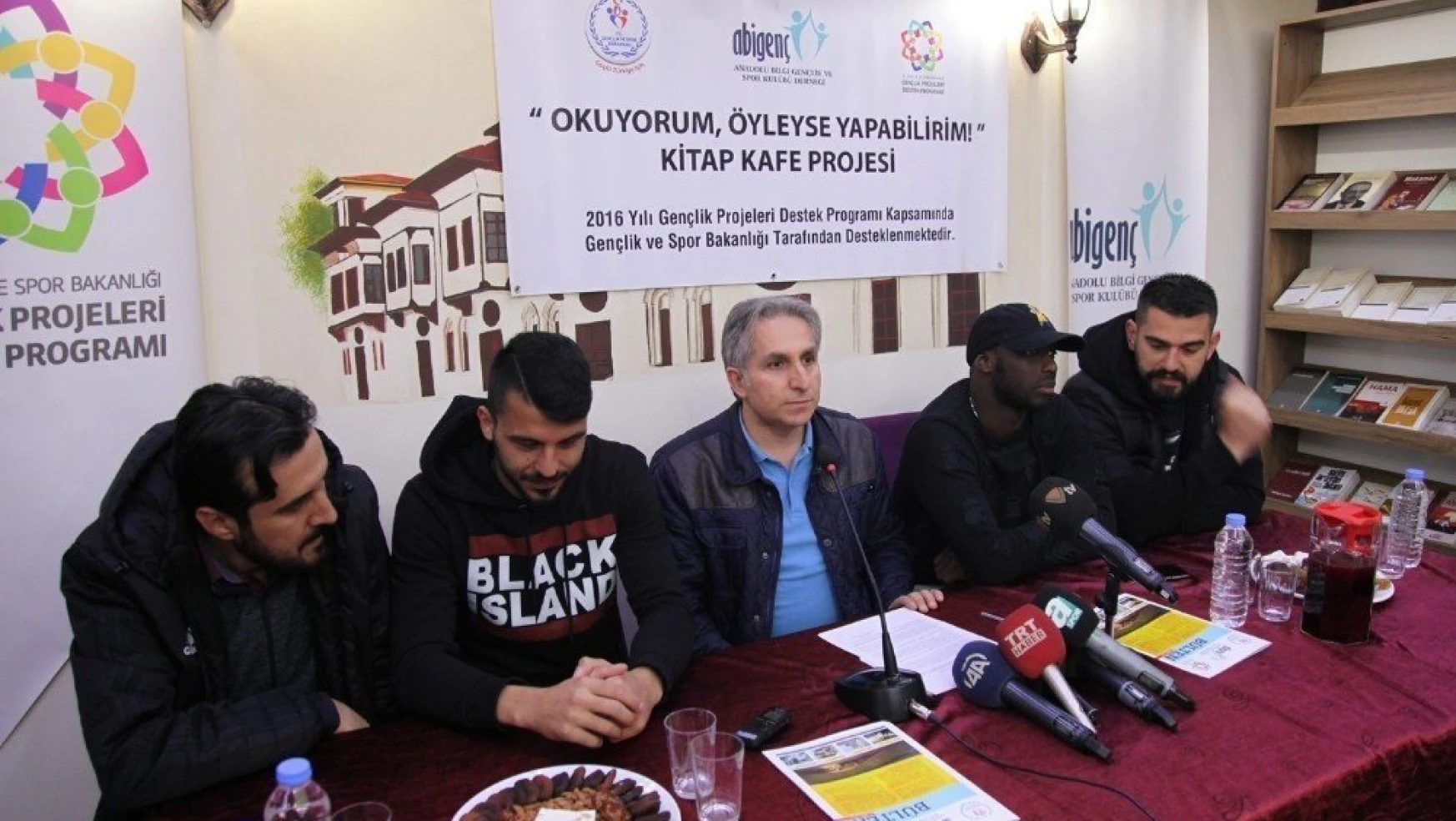 E.Yeni Malatyasporlu Aytaç Kara ve Issiar Dia gençlerle buluştu
